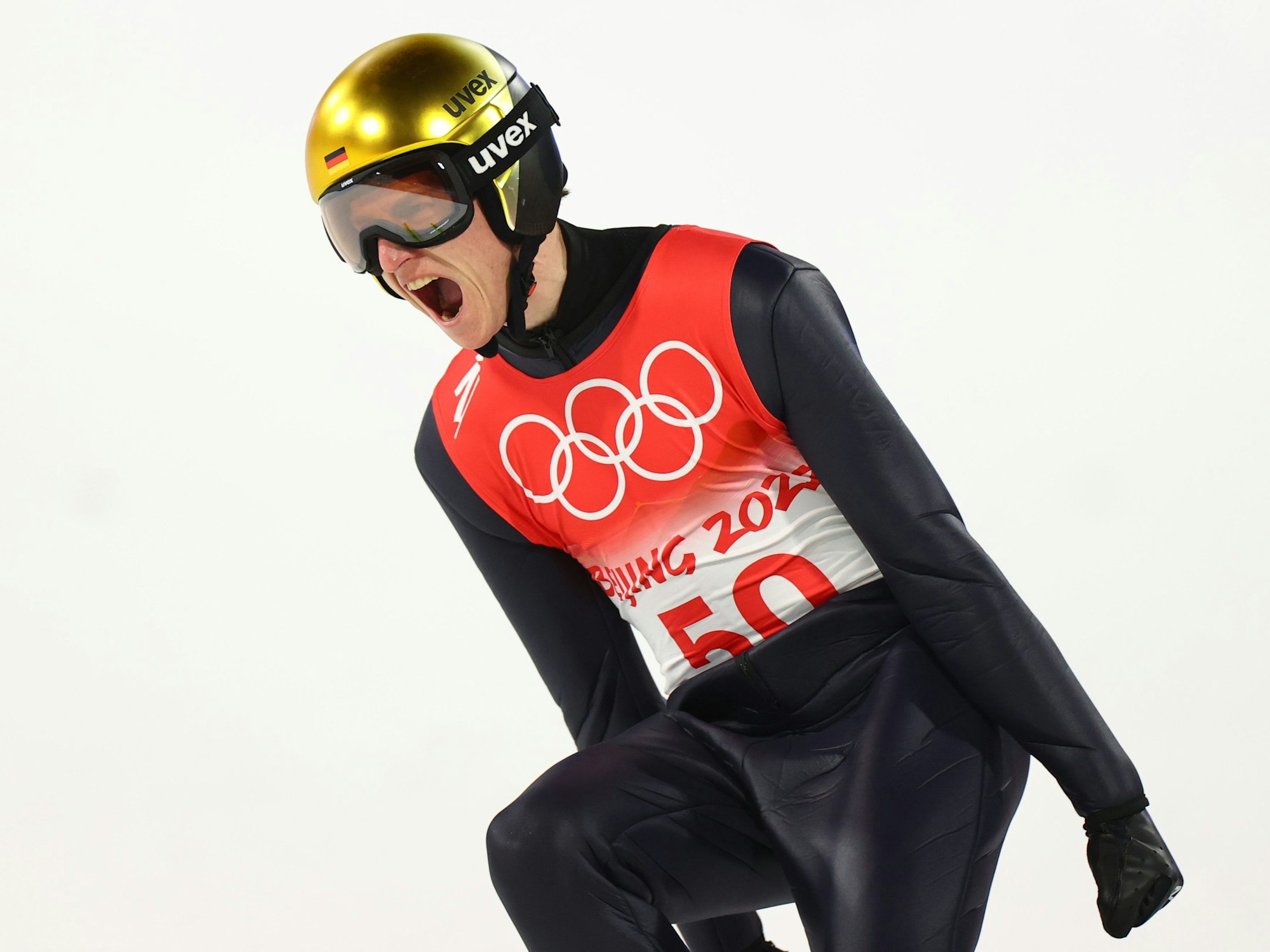 12.02.2022, China, Zhangjiakou: Olympia, Skispringen, Großschanze, Herren, 1. Durchgang im Zhangjiakou National Ski Jumping Centre, Karl Geiger aus Deutschland feiert nach dem Sprung.