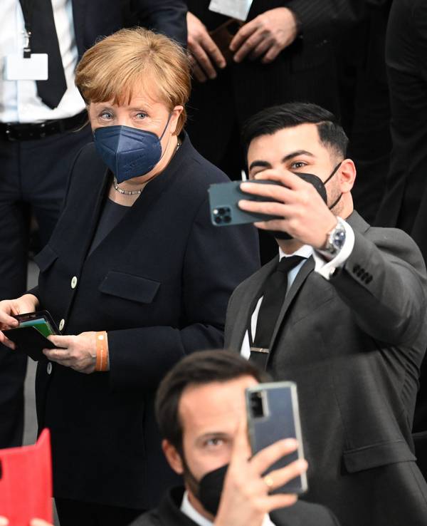 Bundeskanzler Olaf Scholz, SPD, und die frühere Bundeskanzlerin Angela Merkel , CDU, stellen sich zu einem Selfie vor der Wahl des Bundespräsidenten durch die Bundesversammlung im Paul-Löbe-Haus.