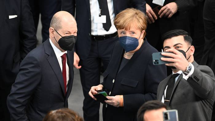 Bundeskanzler Olaf Scholz, SPD, und die frühere Bundeskanzlerin Angela Merkel , CDU, stellen sich zu einem Selfie vor der Wahl des Bundespräsidenten durch die Bundesversammlung im Paul-Löbe-Haus.