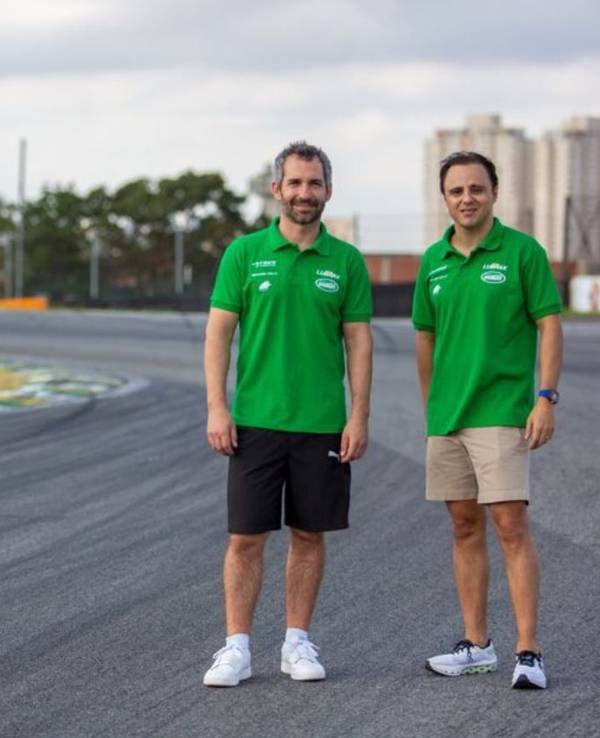 Timo Glock und Felipe Massa stehen in Interlagos auf der Rennstrecke nebeneinander.