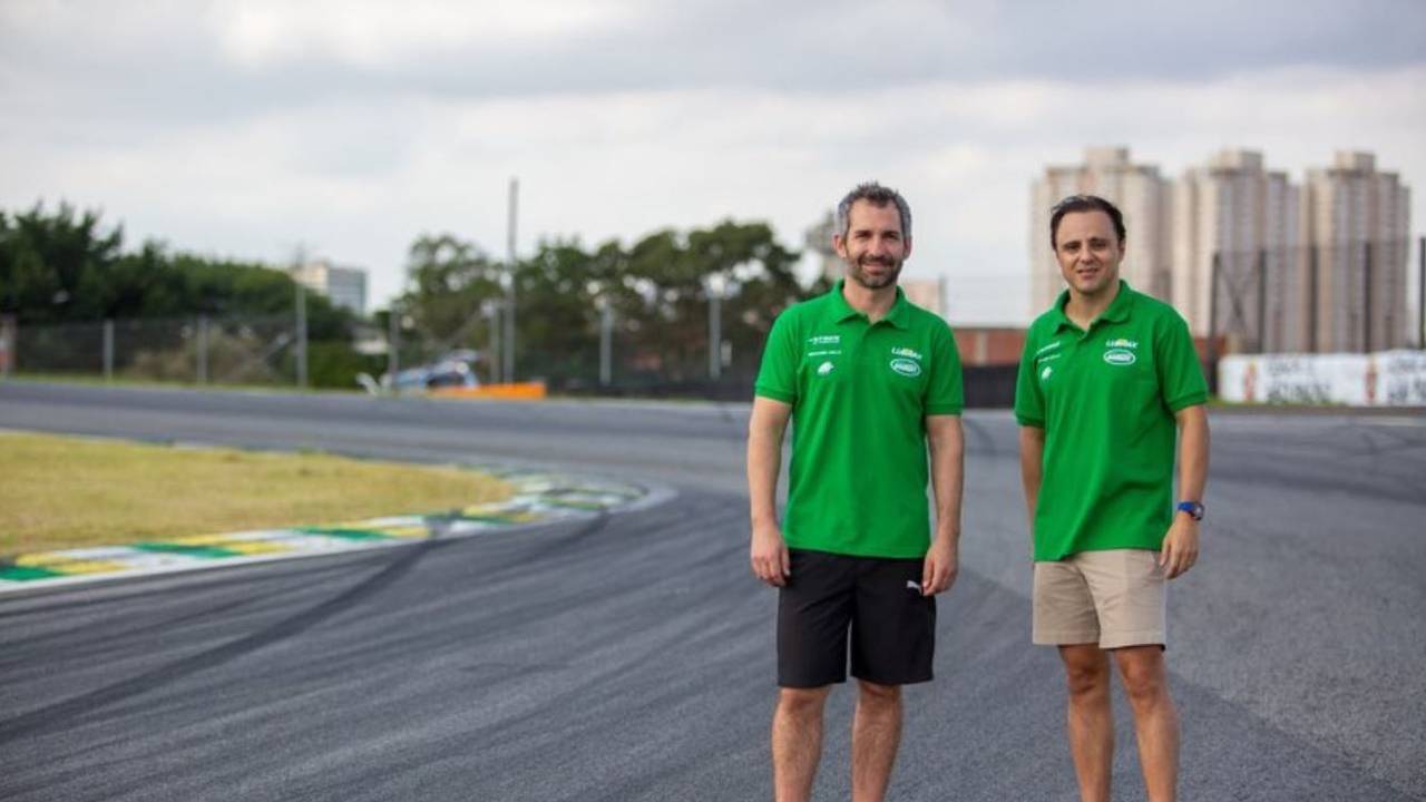 Timo Glock und Felipe Massa stehen in Interlagos auf der Rennstrecke nebeneinander.