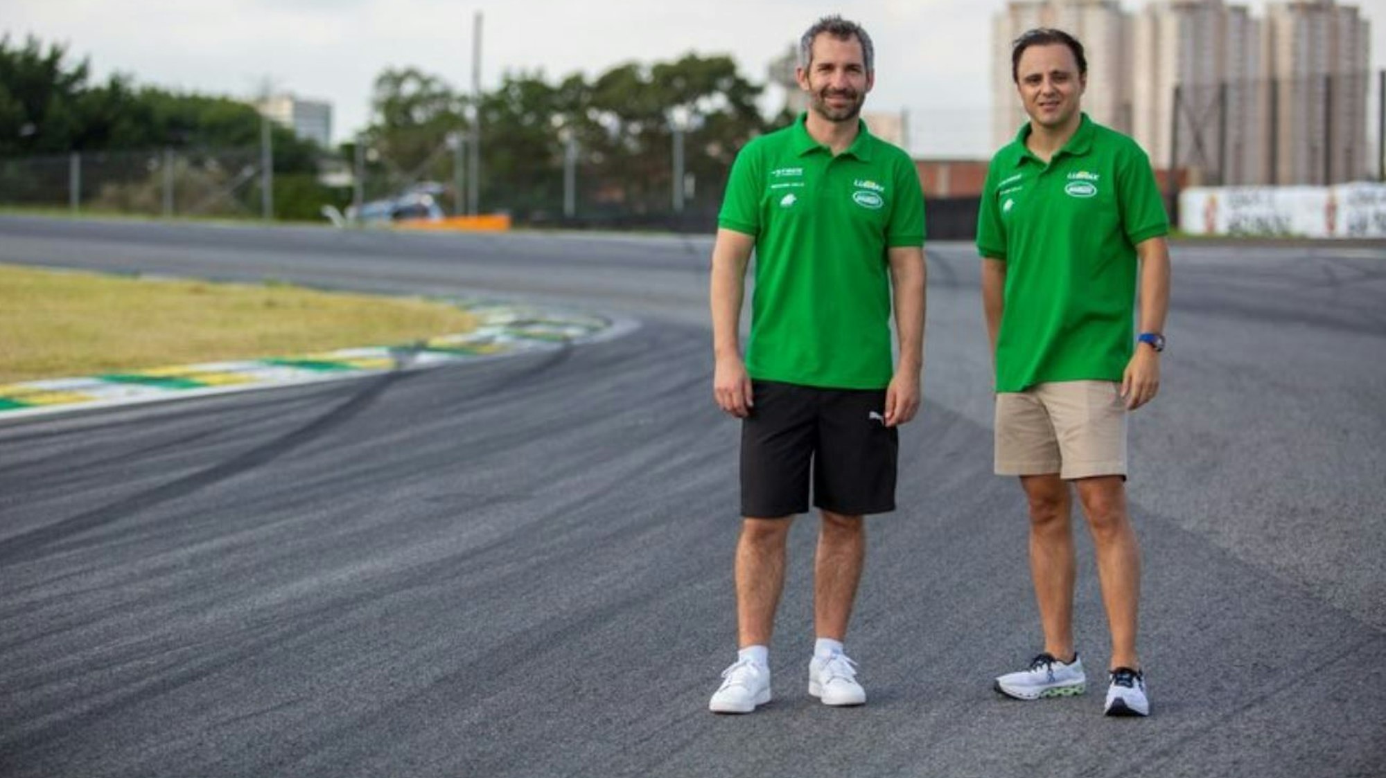 Timo Glock und Felipe Massa stehen in Interlagos auf der Rennstrecke nebeneinander.
