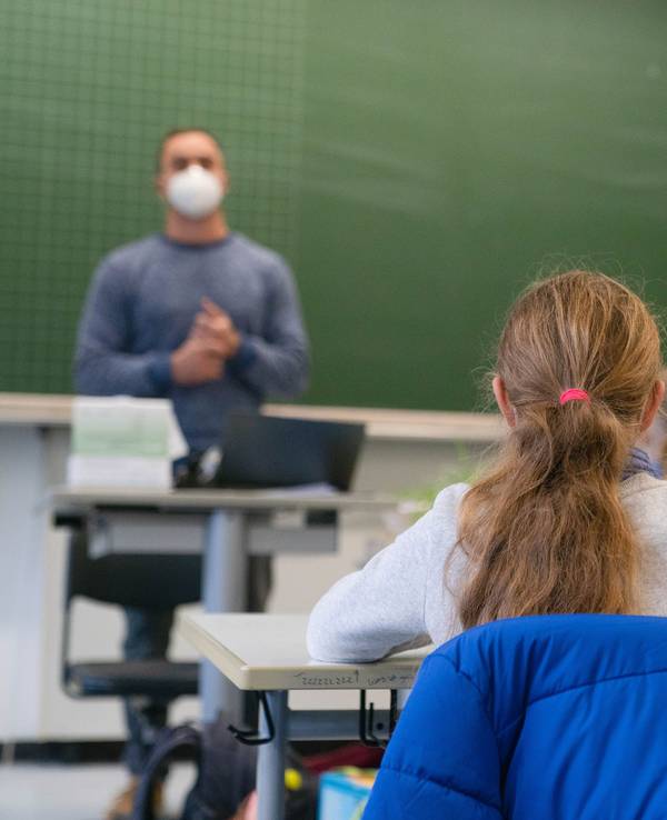 Schülerinnen und Schüler sitzen im Klassenzimmer.