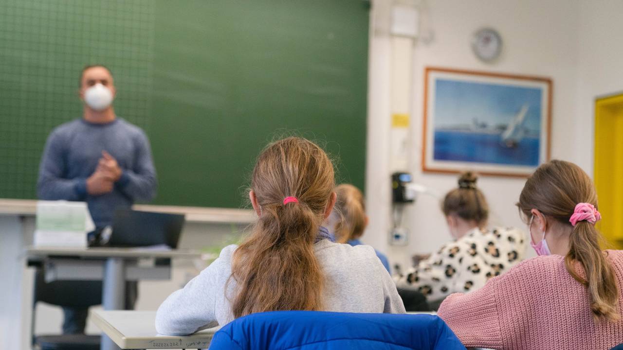 Schülerinnen und Schüler sitzen im Klassenzimmer.