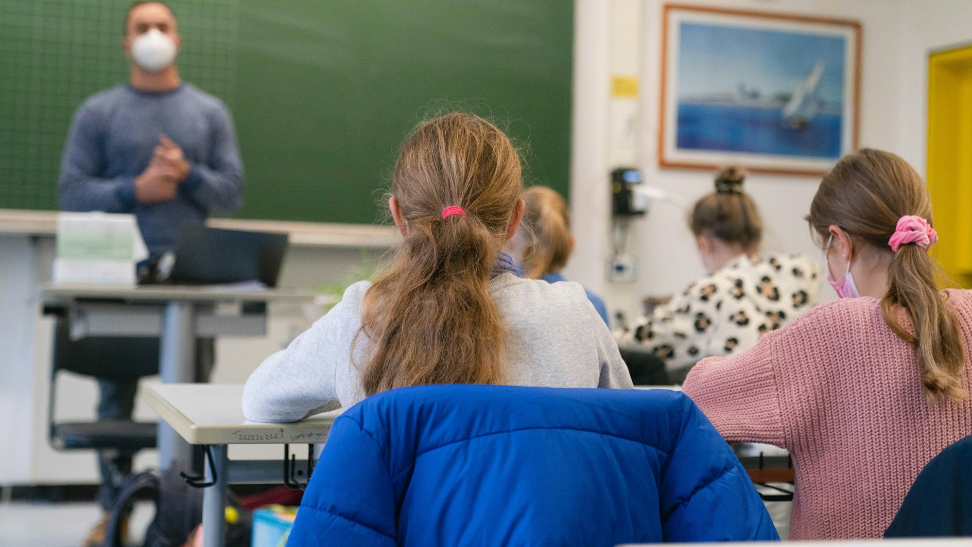 Schülerinnen und Schüler sitzen im Klassenzimmer.