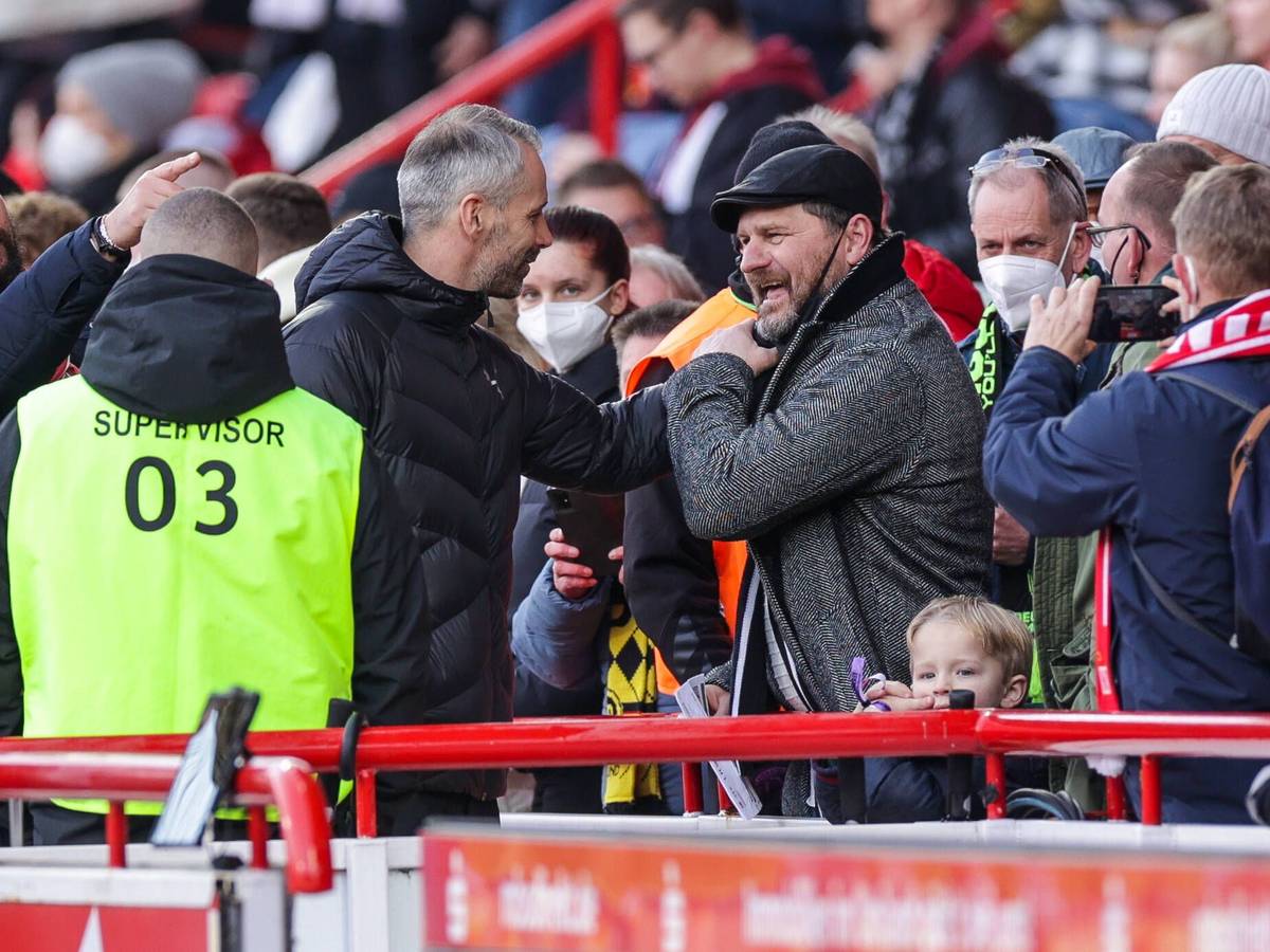 Steffen Baumgart begrüßt Marco Rose beim Bundesliga-Spiel Union Berlin gegen Borussia Dortmund.