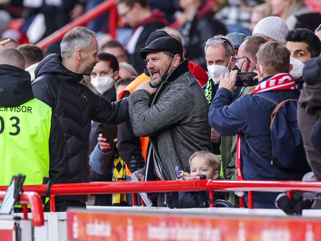 Steffen Baumgart begrüßt Marco Rose beim Bundesliga-Spiel Union Berlin gegen Borussia Dortmund.