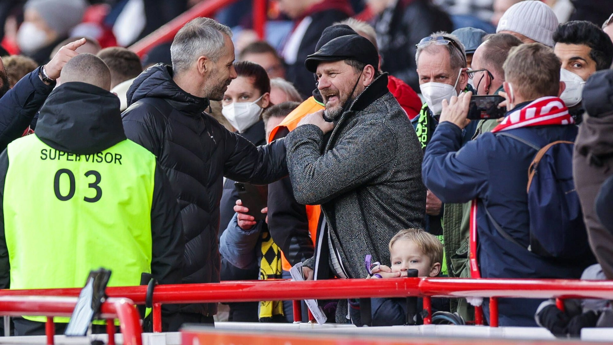 Steffen Baumgart begrüßt Marco Rose beim Bundesliga-Spiel Union Berlin gegen Borussia Dortmund.