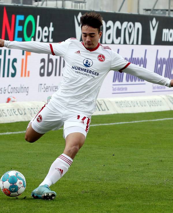 FC-Talent Jens Castrop feierte am Samstag sein Profi-Debüt für den 1. FC Nürnberg. Mit einer Flanke suchte er Stürmer Manuel Schäffler.