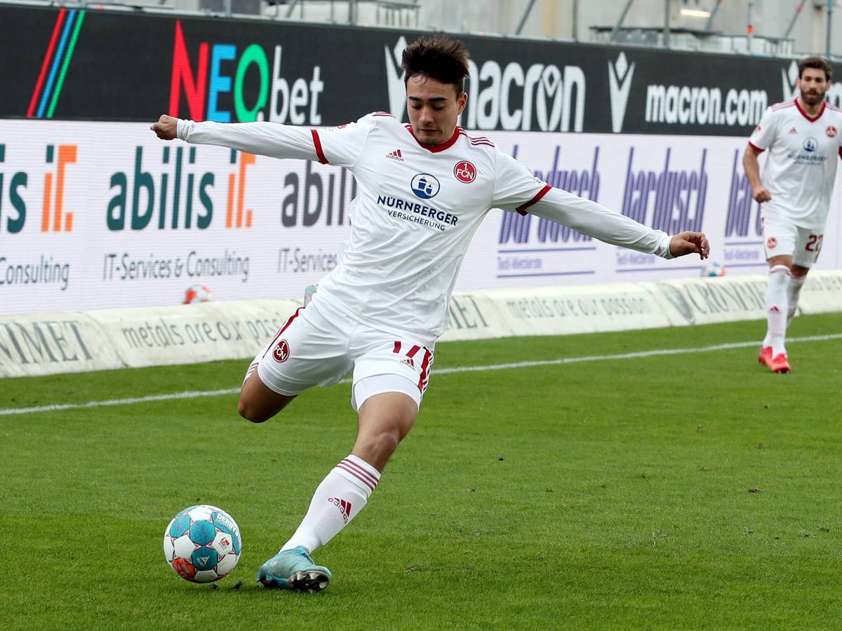 FC-Talent Jens Castrop feierte am Samstag sein Profi-Debüt für den 1. FC Nürnberg. Mit einer Flanke suchte er Stürmer Manuel Schäffler.