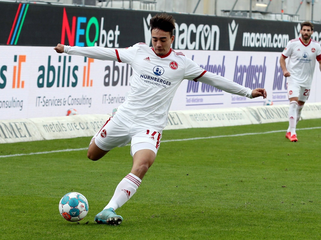 FC-Talent Jens Castrop feierte am Samstag sein Profi-Debüt für den 1. FC Nürnberg. Mit einer Flanke suchte er Stürmer Manuel Schäffler.