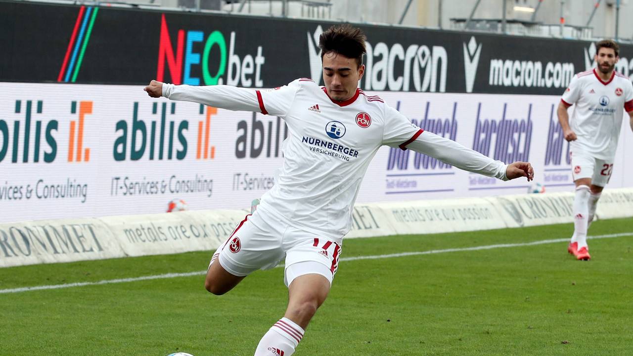 FC-Talent Jens Castrop feierte am Samstag sein Profi-Debüt für den 1. FC Nürnberg. Mit einer Flanke suchte er Stürmer Manuel Schäffler.