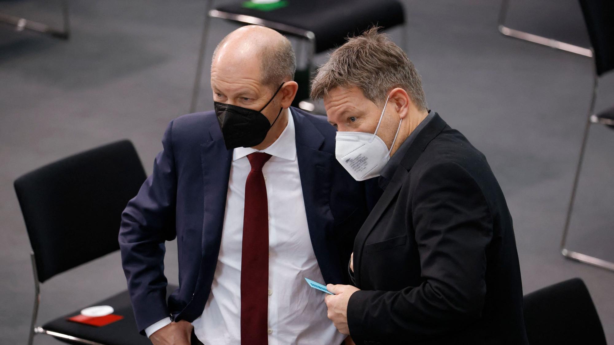 Bundeskanzler Olaf Scholz – hier im Gespräch mit Bundesminister für Wirtschaft und Klimaschutz Robert Habeck. Das Foto wurde am 13. Februar 2022 im Bundestag aufgenommen. Im Bundestag findet am Sonntag (27. Februar 2022) erstmals in der Geschichte eine Sondersitzung statt.