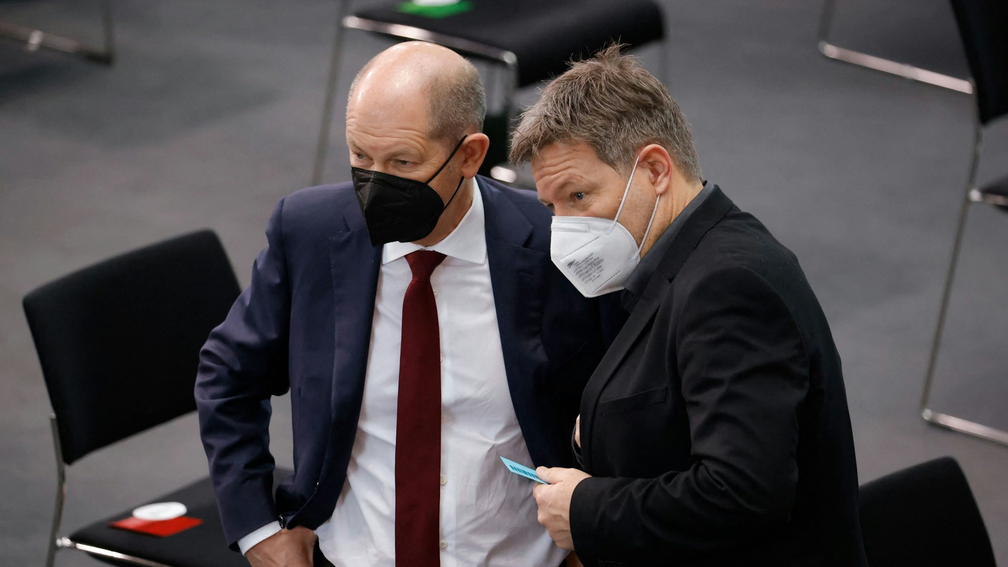 Bundeskanzler Olaf Scholz – hier im Gespräch mit Bundesminister für Wirtschaft und Klimaschutz Robert Habeck. Das Foto wurde am 13. Februar 2022 im Bundestag aufgenommen. Im Bundestag findet am Sonntag (27. Februar 2022) erstmals in der Geschichte eine Sondersitzung statt.