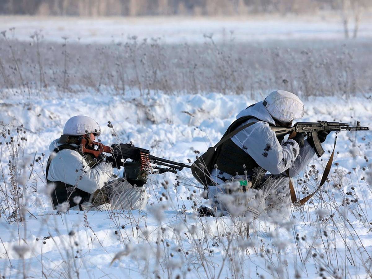 Das vom Pressedienste des russischen Verteidigungsministeriums veröffentlichte Bild zeigt zwei russische Soldaten, die ihre Schusswaffen während einer Militärübung in Sibirien ausrichten. Russland bestreitet seine Invasionsabsichten, hat jedoch weit über 100 000 Soldaten in der Nähe der ukrainischen Grenze zusammengezogen.