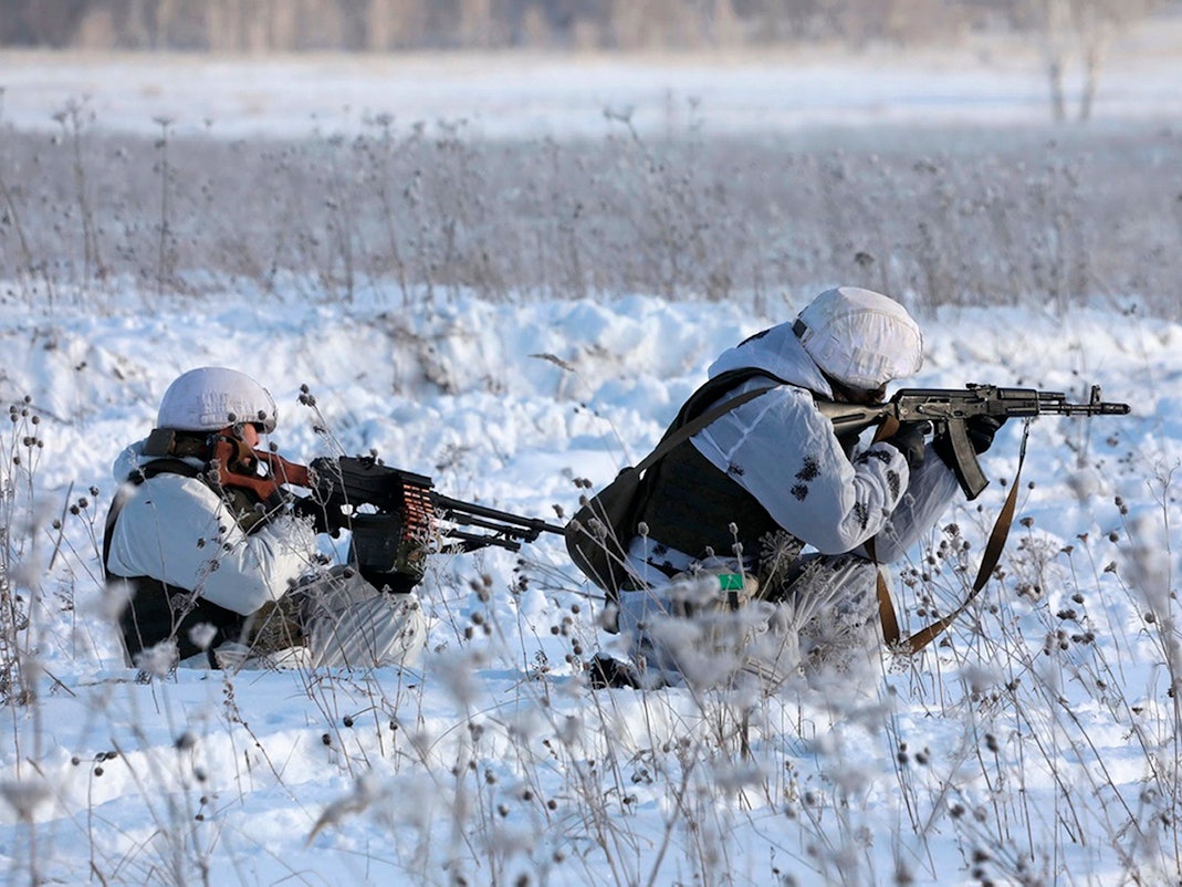 Das vom Pressedienste des russischen Verteidigungsministeriums veröffentlichte Bild zeigt zwei russische Soldaten, die ihre Schusswaffen während einer Militärübung in Sibirien ausrichten. Russland bestreitet seine Invasionsabsichten, hat jedoch weit über 100 000 Soldaten in der Nähe der ukrainischen Grenze zusammengezogen.