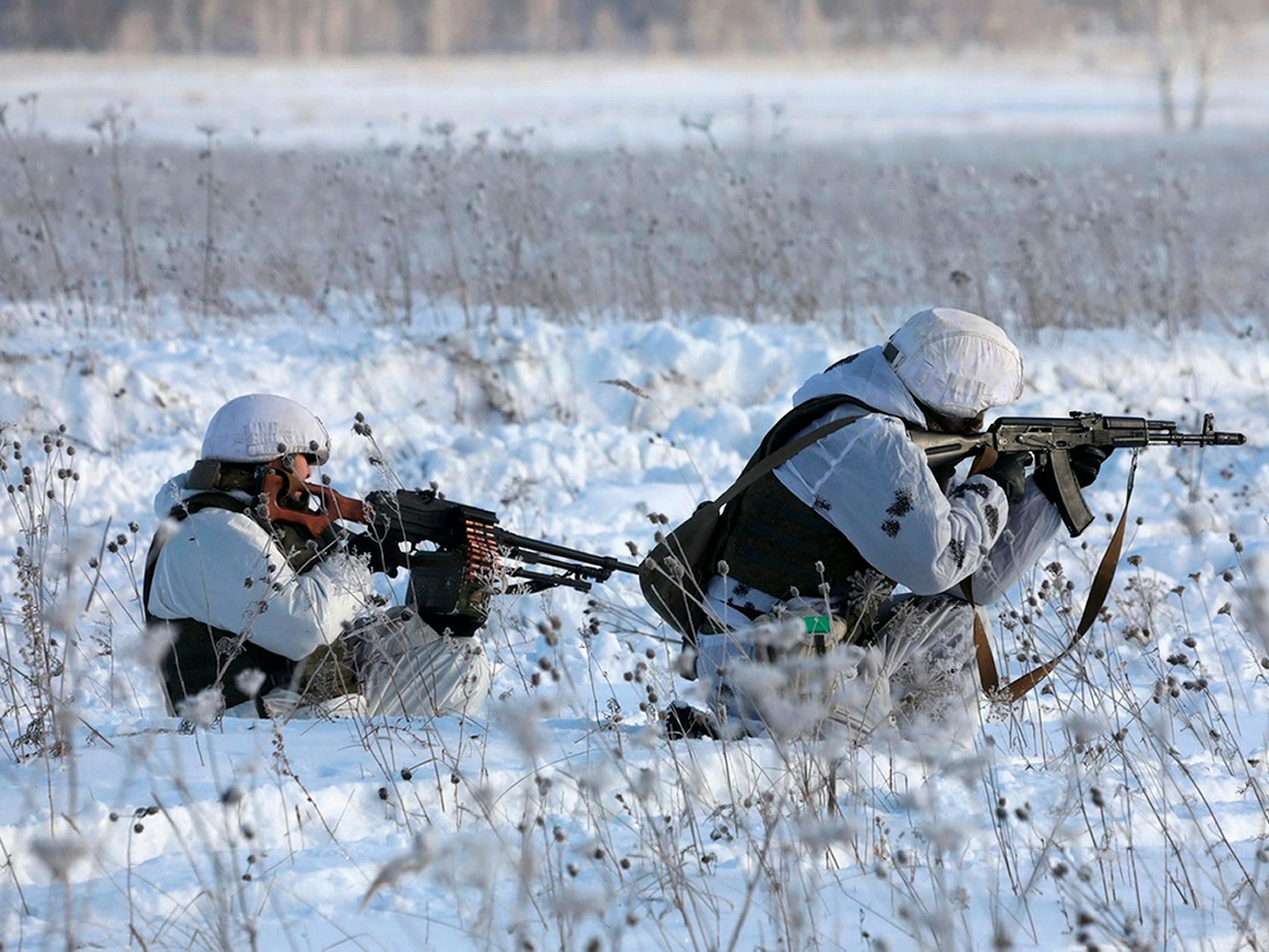 Das vom Pressedienste des russischen Verteidigungsministeriums veröffentlichte Bild zeigt zwei russische Soldaten, die ihre Schusswaffen während einer Militärübung in Sibirien ausrichten. Russland bestreitet seine Invasionsabsichten, hat jedoch weit über 100 000 Soldaten in der Nähe der ukrainischen Grenze zusammengezogen.