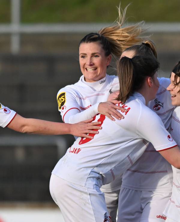 Die Frauen des 1. FC Köln jubeln über den zwischenzeitlichen Führungstreffer gegen Eintracht Frankfurt.