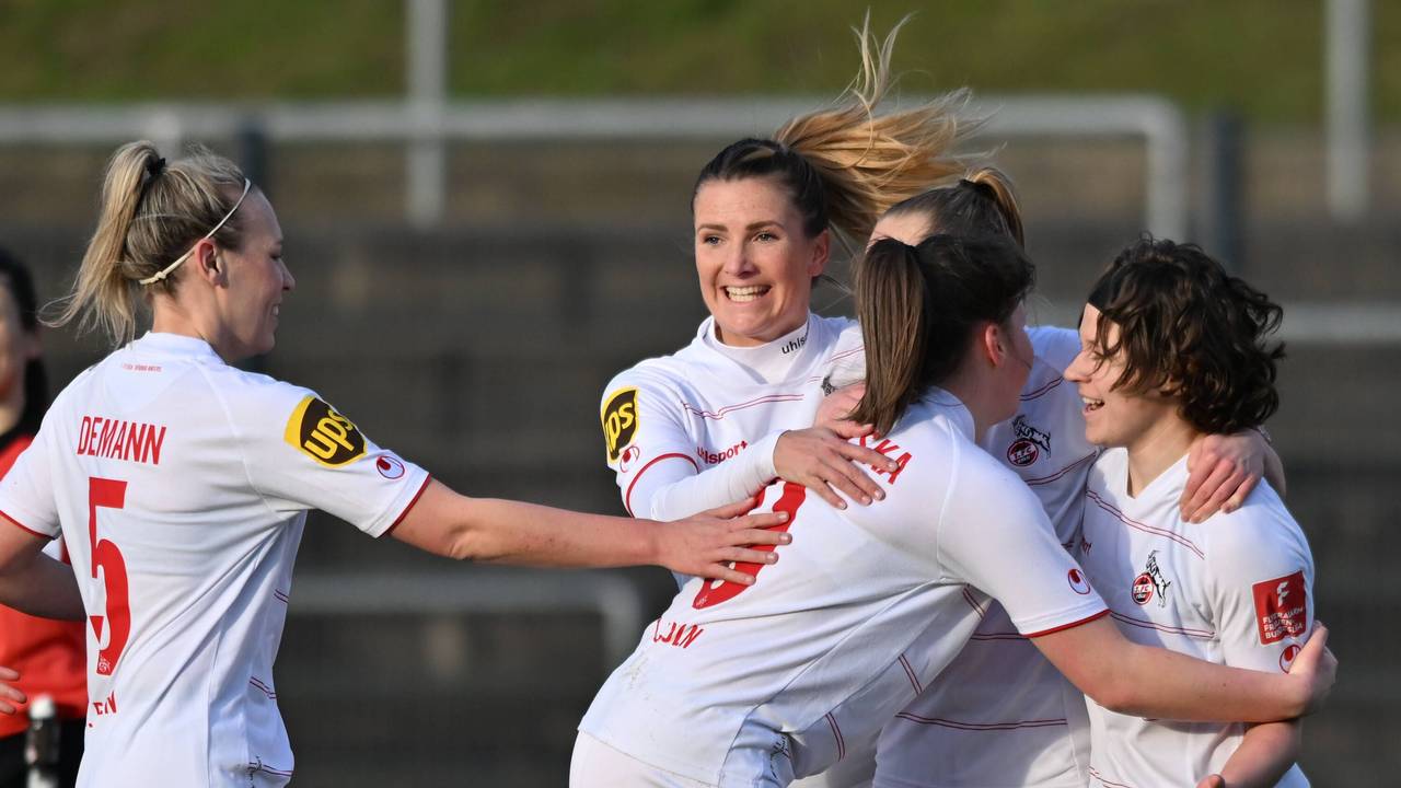 Die Frauen des 1. FC Köln jubeln über den zwischenzeitlichen Führungstreffer gegen Eintracht Frankfurt.