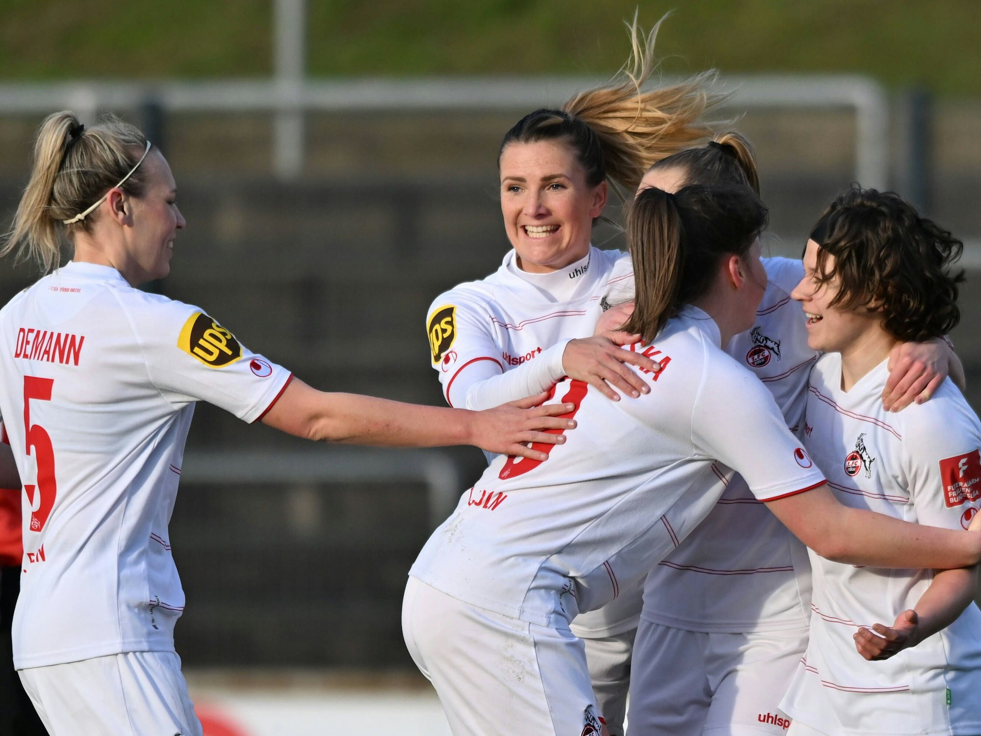 Die Frauen des 1. FC Köln jubeln über den zwischenzeitlichen Führungstreffer gegen Eintracht Frankfurt.