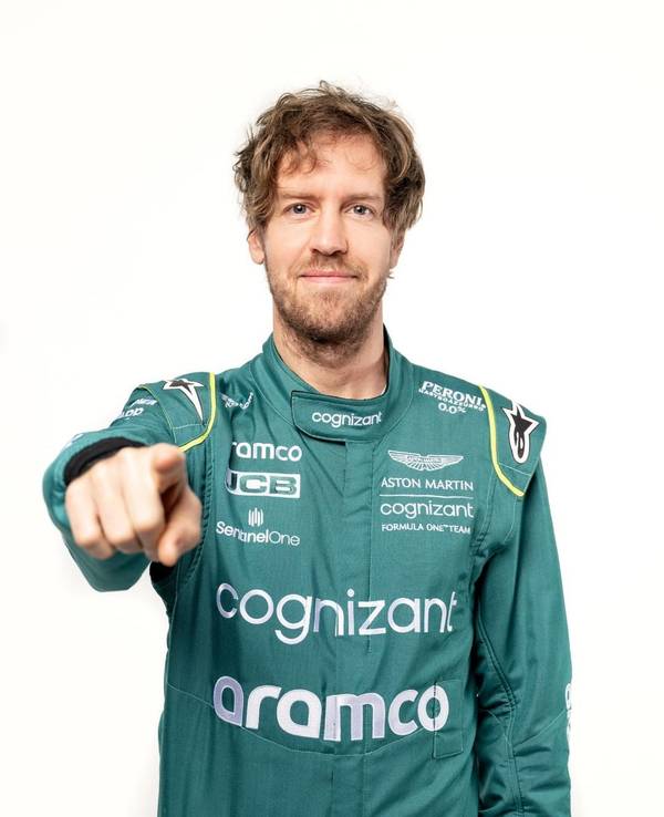 Rennfahrer Sebastian Vettel im Rennanzug von Aston Martin.