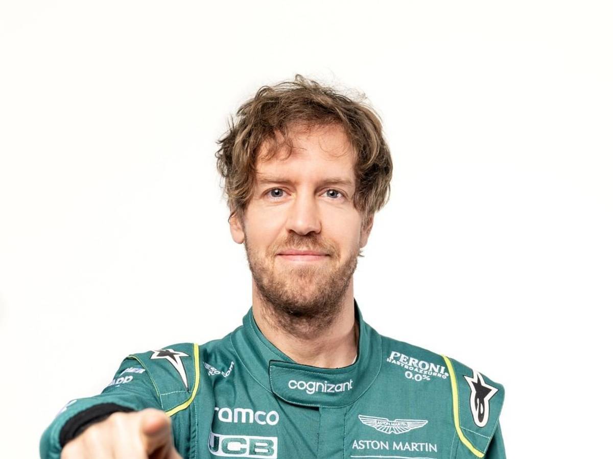 Rennfahrer Sebastian Vettel im Rennanzug von Aston Martin.