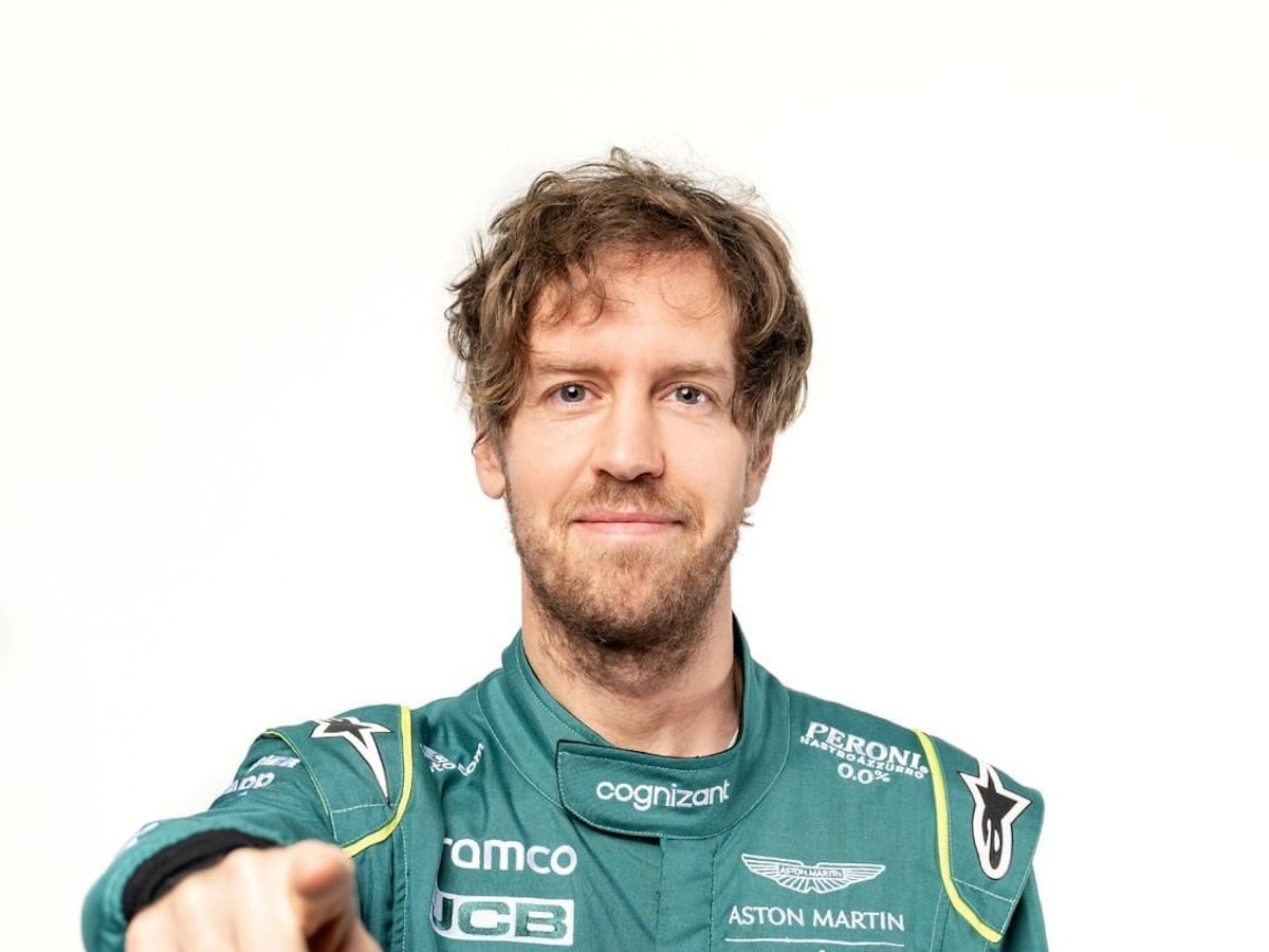 Rennfahrer Sebastian Vettel im Rennanzug von Aston Martin.