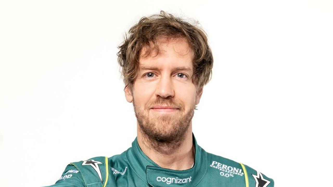 Rennfahrer Sebastian Vettel im Rennanzug von Aston Martin.