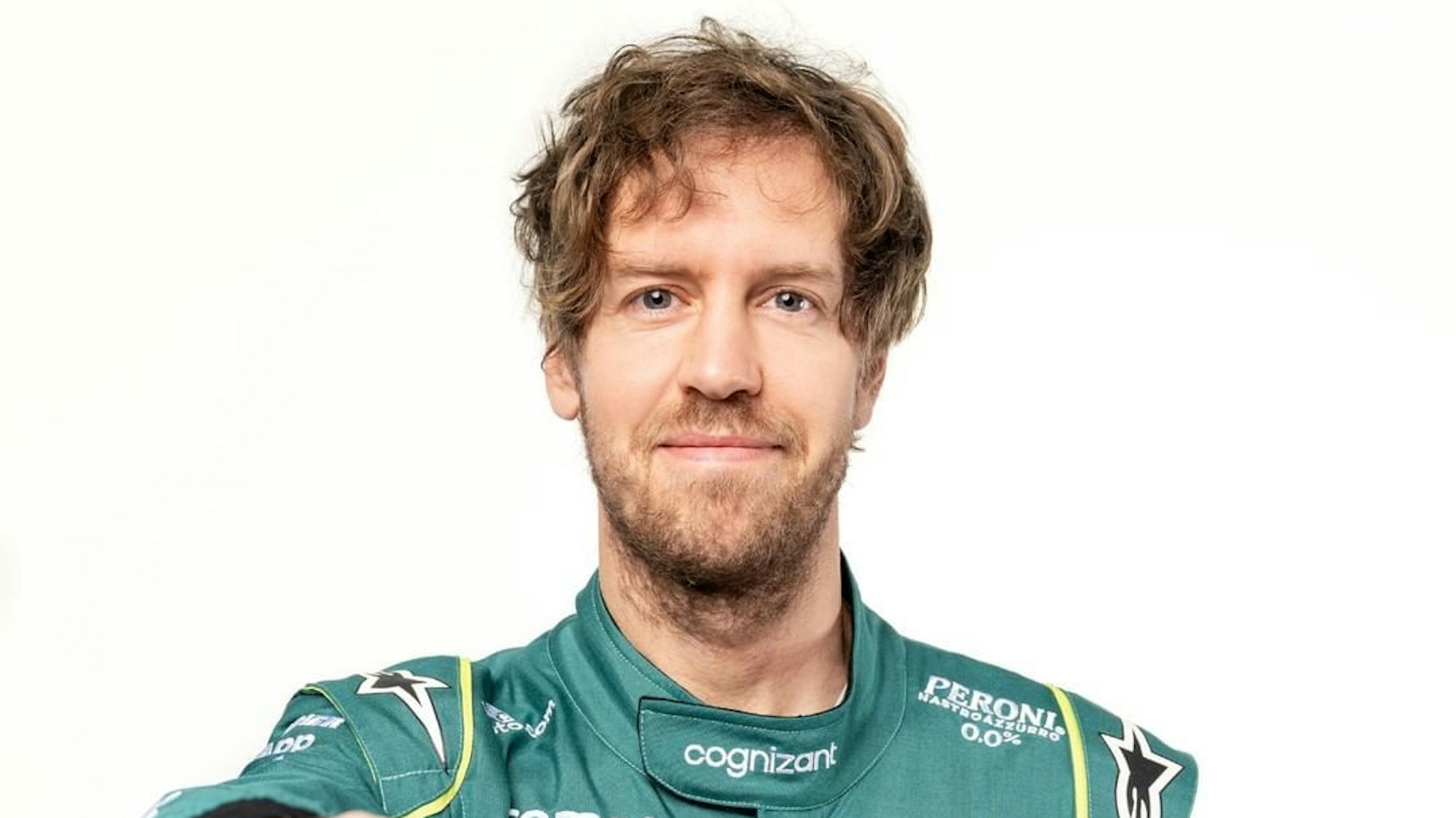 Rennfahrer Sebastian Vettel im Rennanzug von Aston Martin.