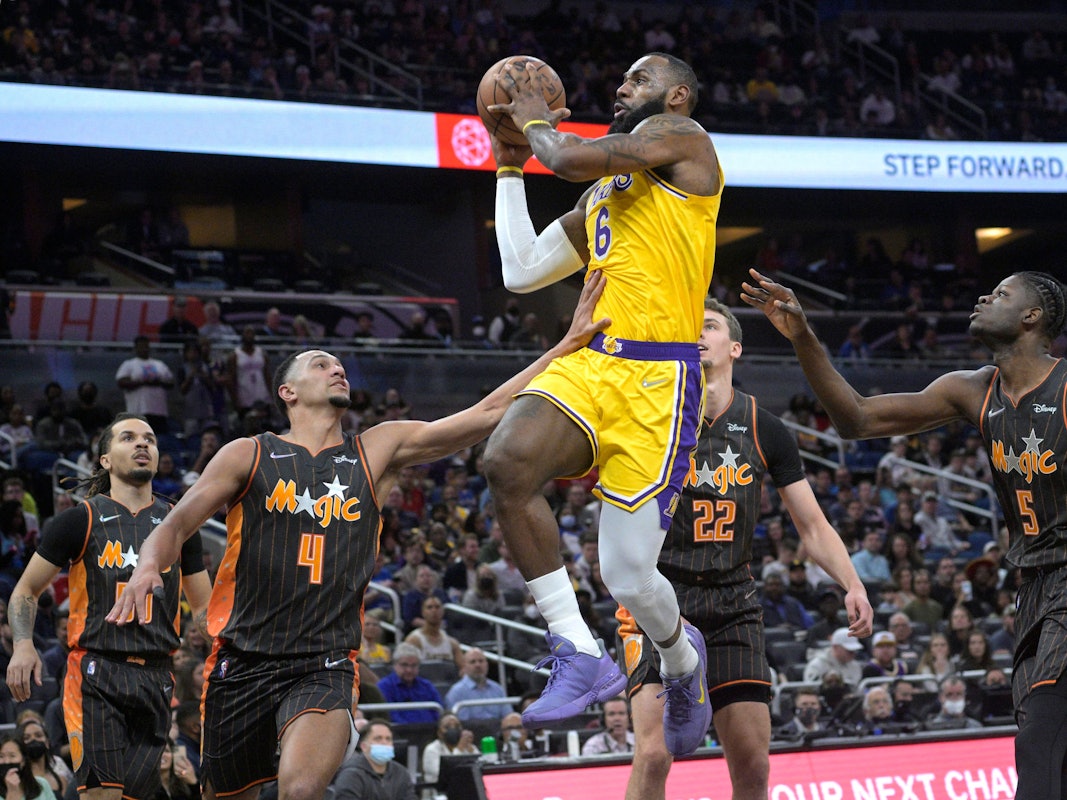 LeBron James von den Los Angeles Lakers in Aktion bei einem Spiel gegen Orlando Magic.