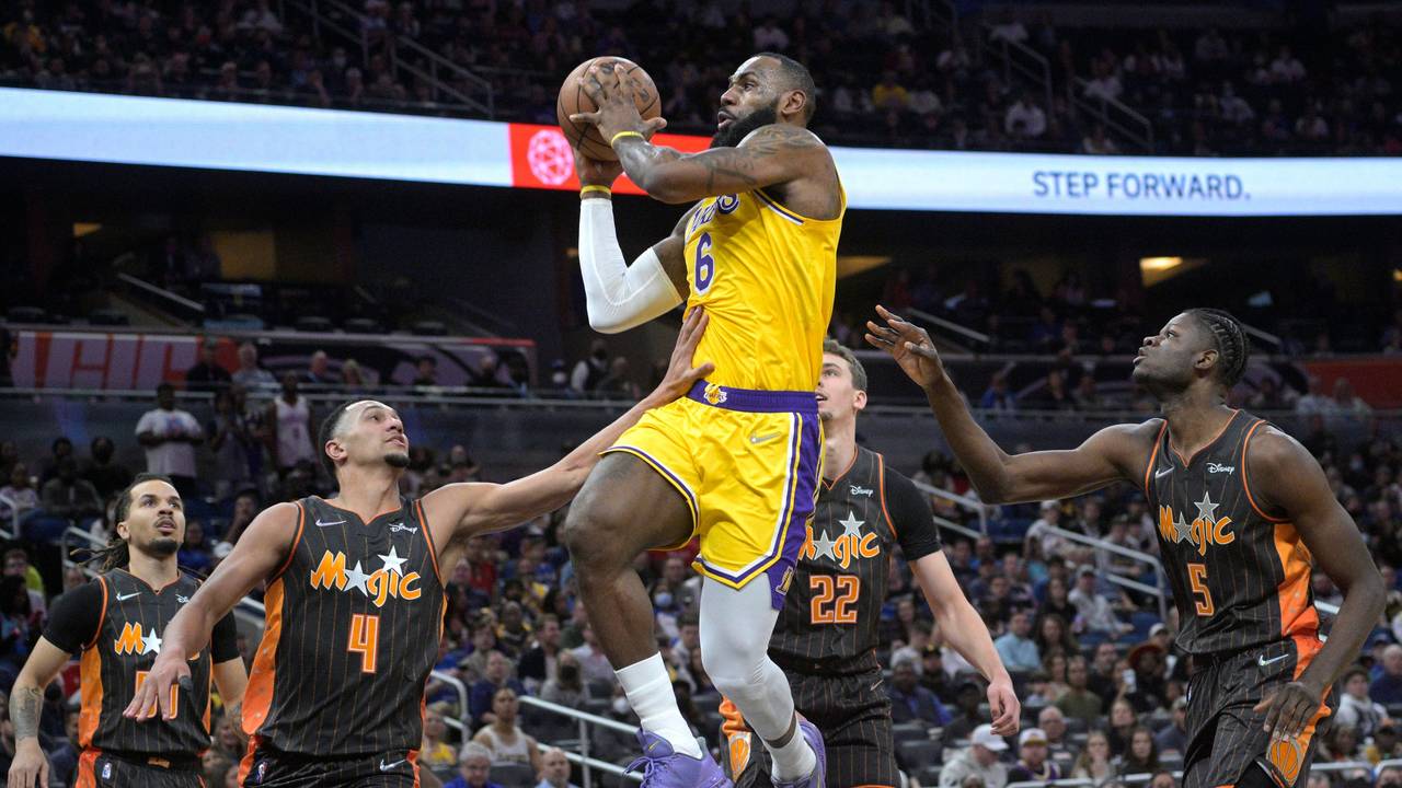 LeBron James von den Los Angeles Lakers in Aktion bei einem Spiel gegen Orlando Magic.