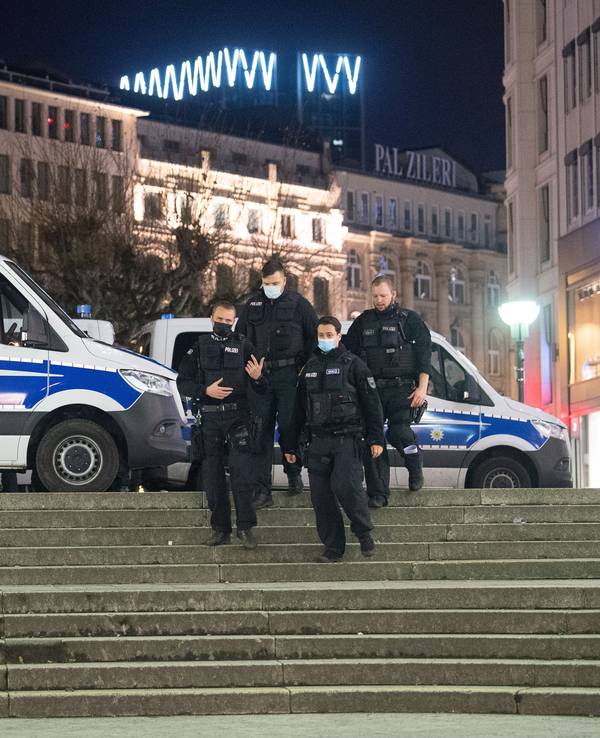 Polizeibeamte der Bundespolizei gehen über eine Treppe in Richtung S-Bahnhof.