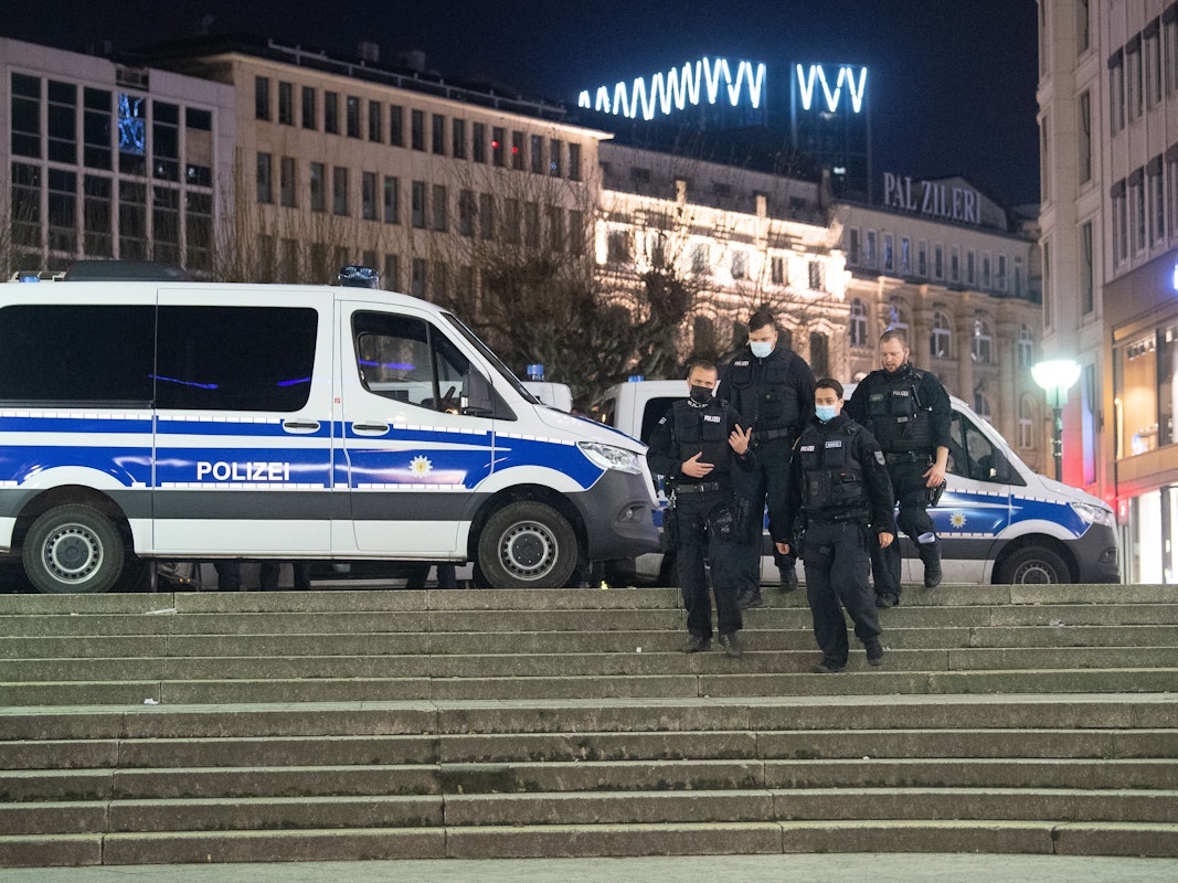 Polizeibeamte der Bundespolizei gehen über eine Treppe in Richtung S-Bahnhof.