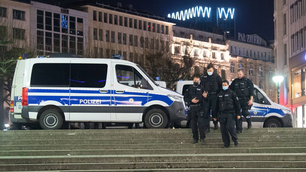 Polizeibeamte der Bundespolizei gehen über eine Treppe in Richtung S-Bahnhof.