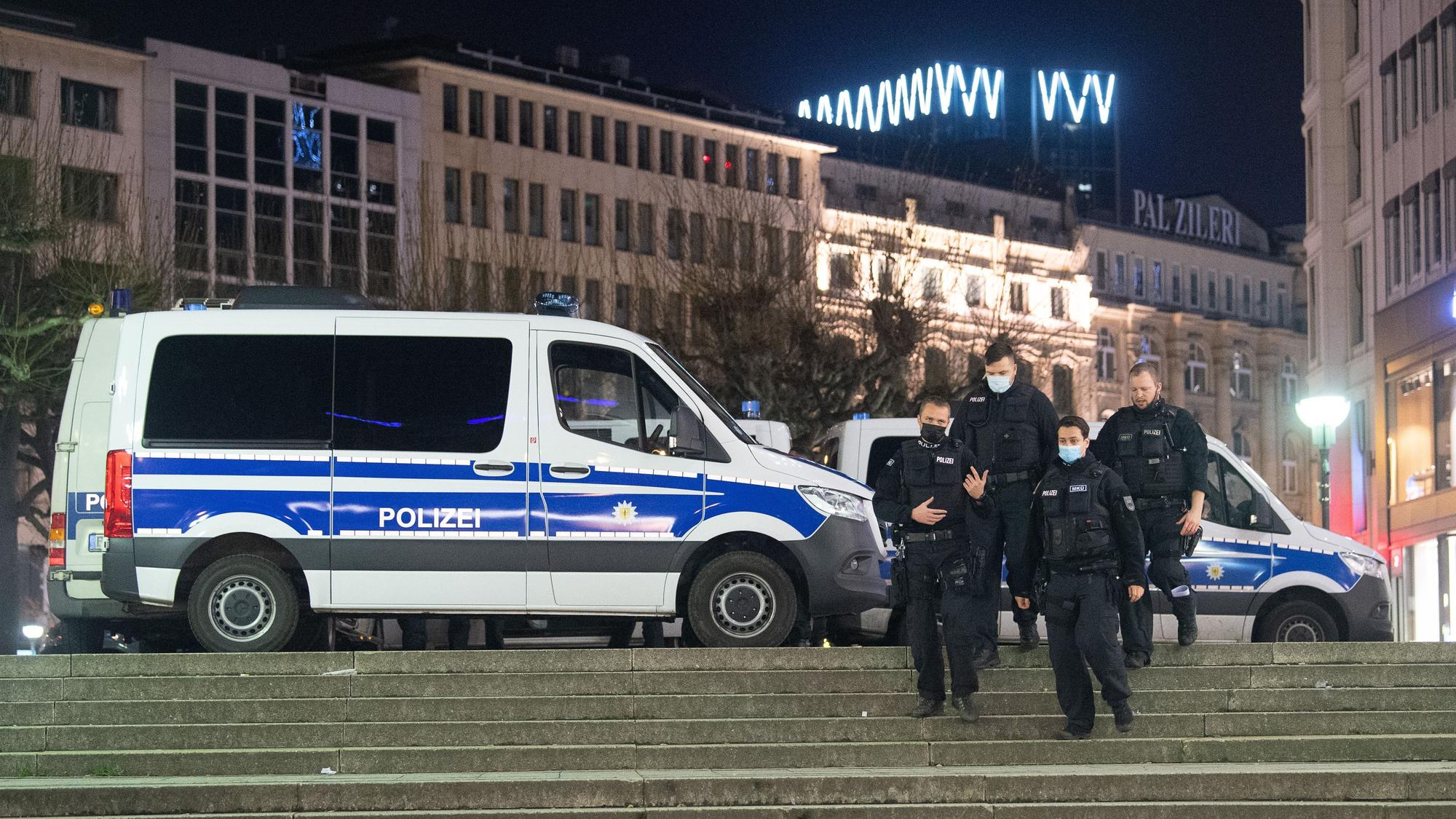 Polizeibeamte der Bundespolizei gehen über eine Treppe in Richtung S-Bahnhof.