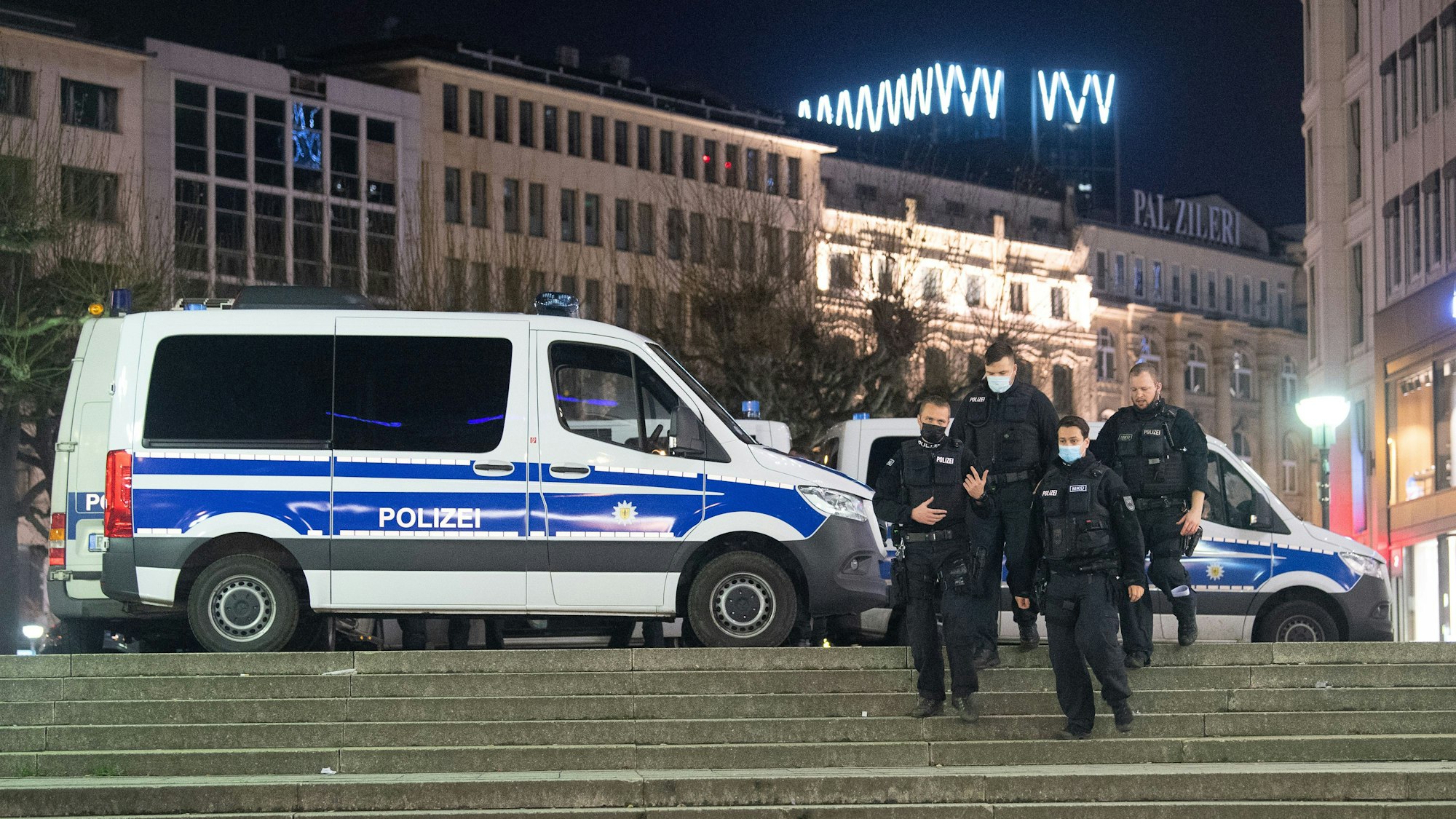 Polizeibeamte der Bundespolizei gehen über eine Treppe in Richtung S-Bahnhof.