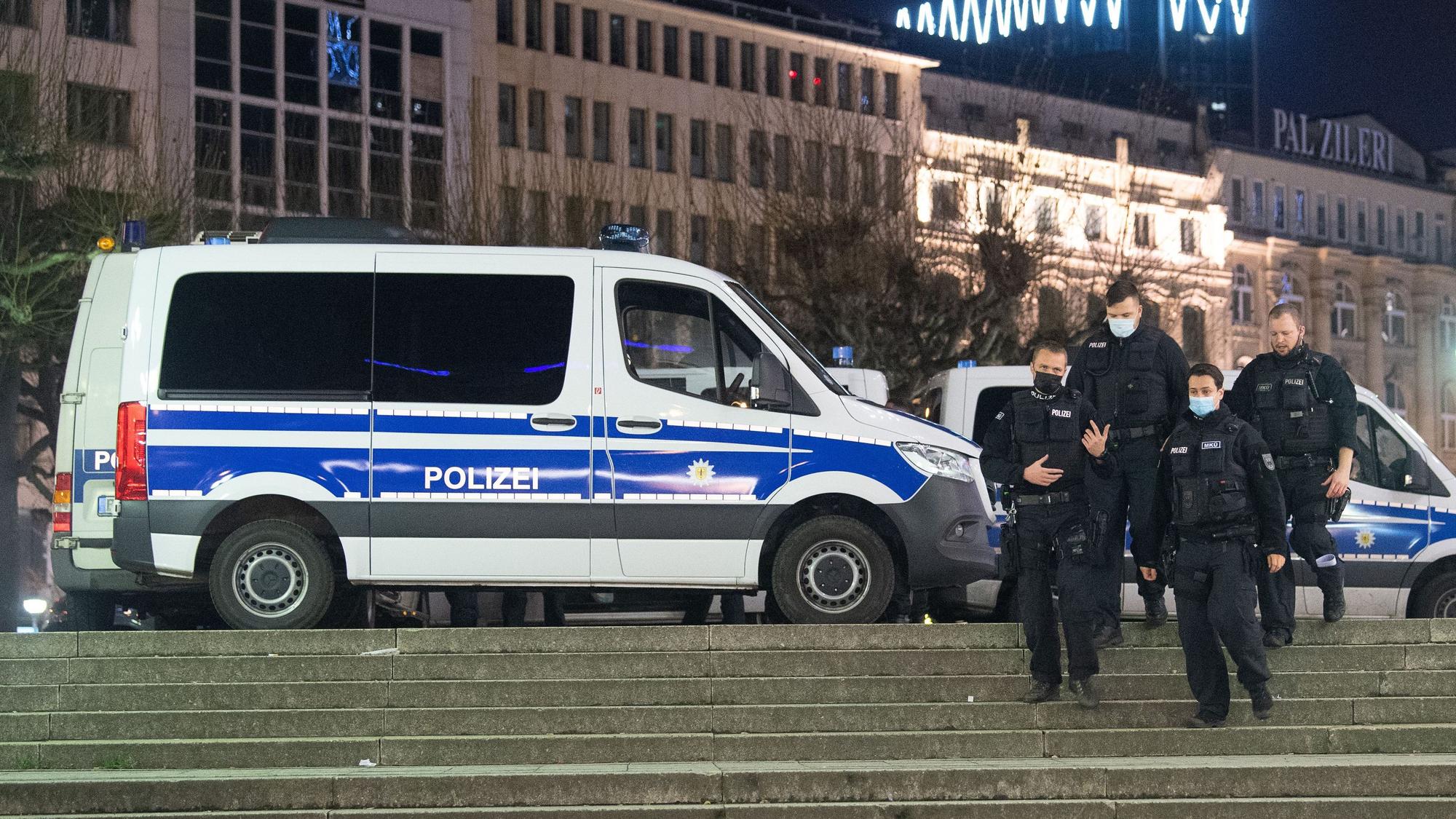 Polizeibeamte der Bundespolizei gehen über eine Treppe in Richtung S-Bahnhof.