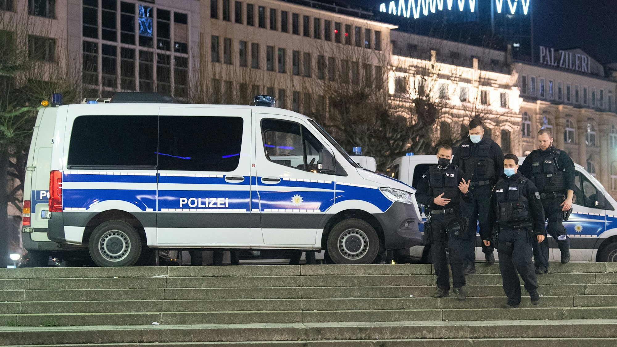 Polizeibeamte der Bundespolizei gehen über eine Treppe in Richtung S-Bahnhof.