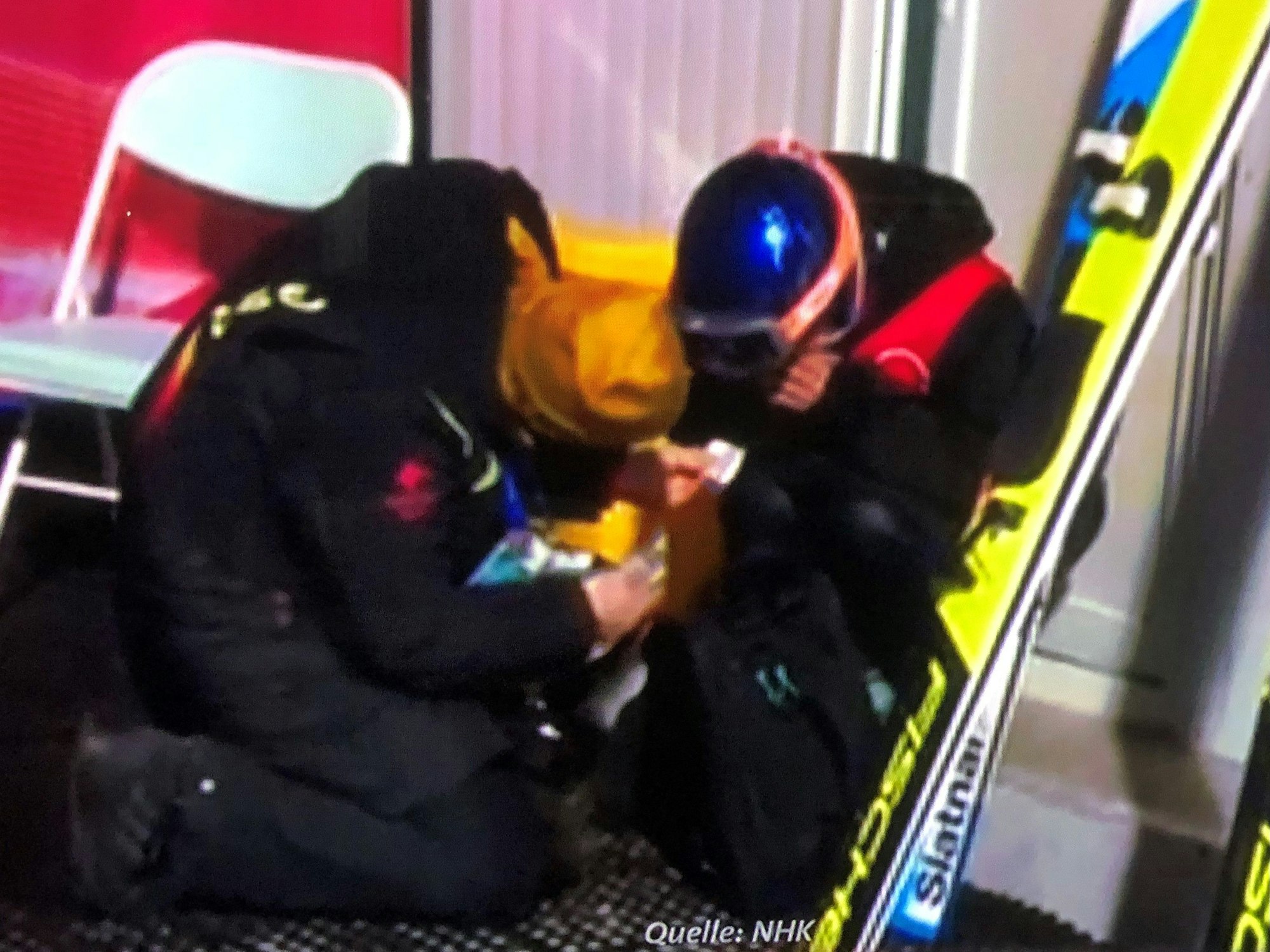 Skisprung-Drama bei Olympia: Theresia Schuster tröstete Sara Takanashi.