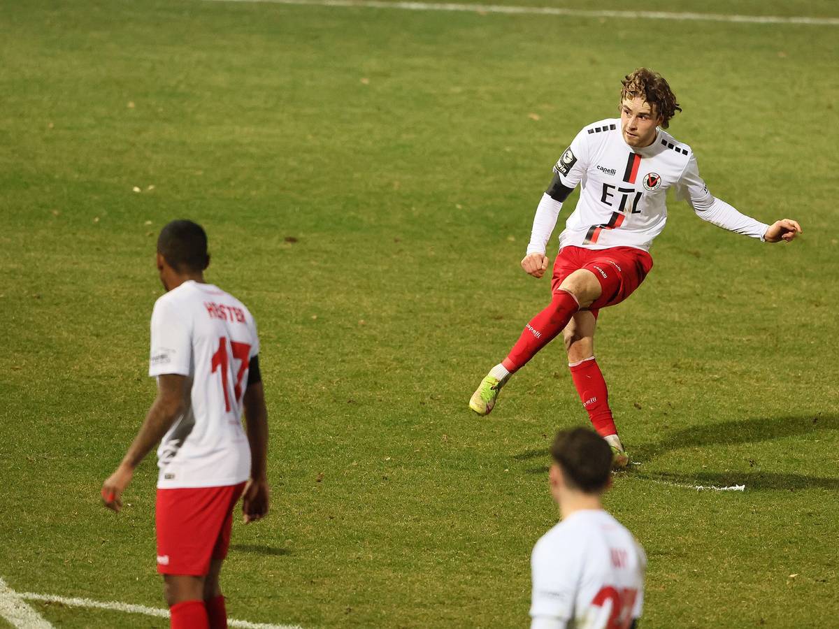 David Phillip verwandelt einen Freistoß für Viktoria Köln in der 3. Liga.