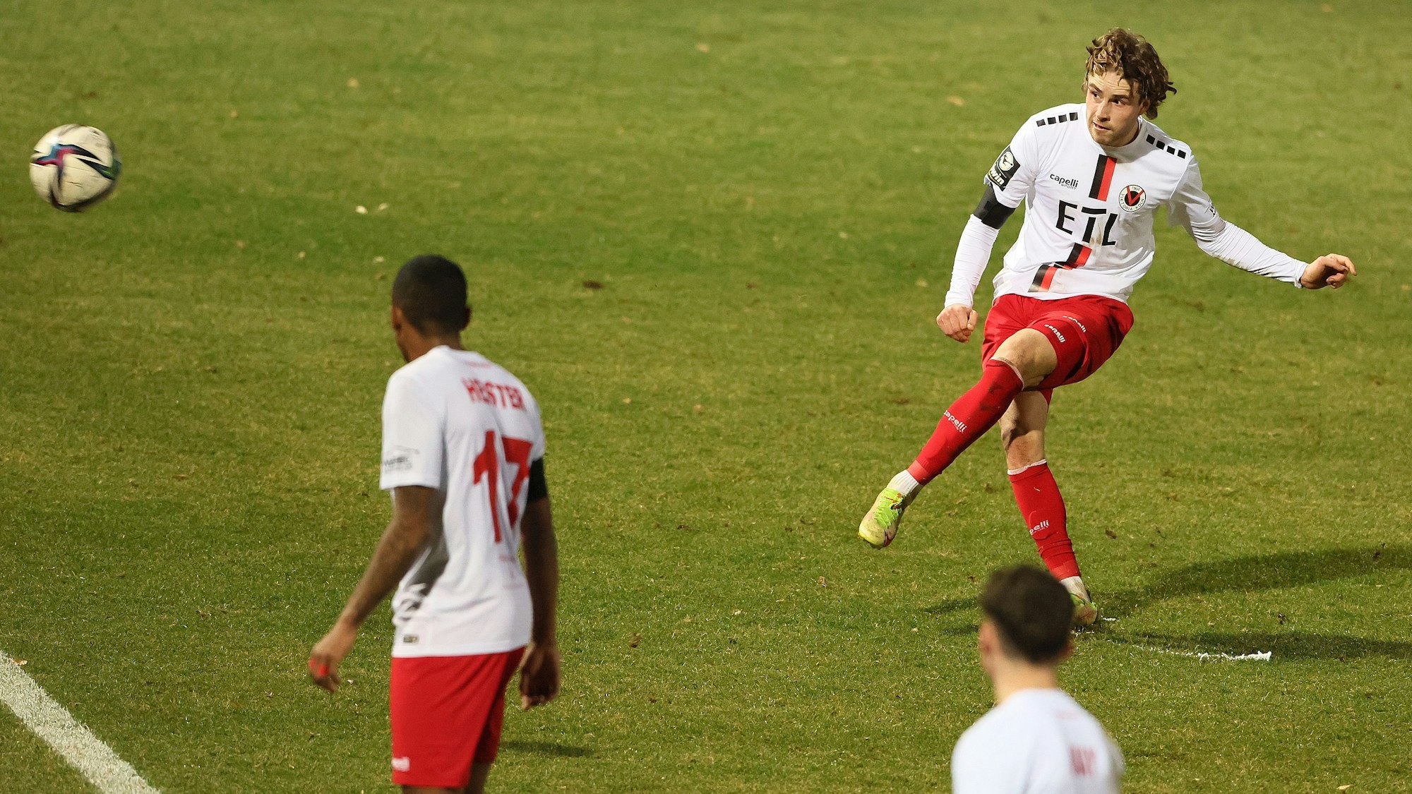 David Phillip verwandelt einen Freistoß für Viktoria Köln in der 3. Liga.