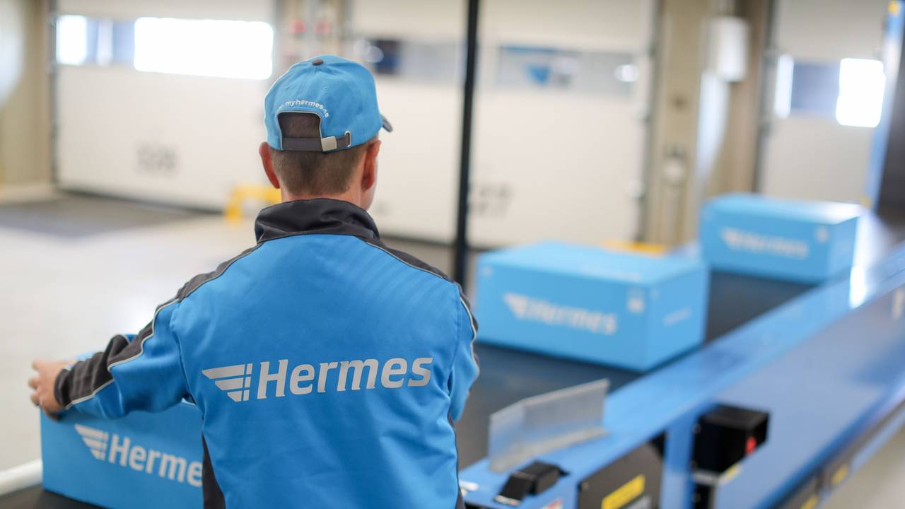 Ein Mitarbeiter demonstriert die Abläufe im Hermes Logistik-Center in Leipzig.