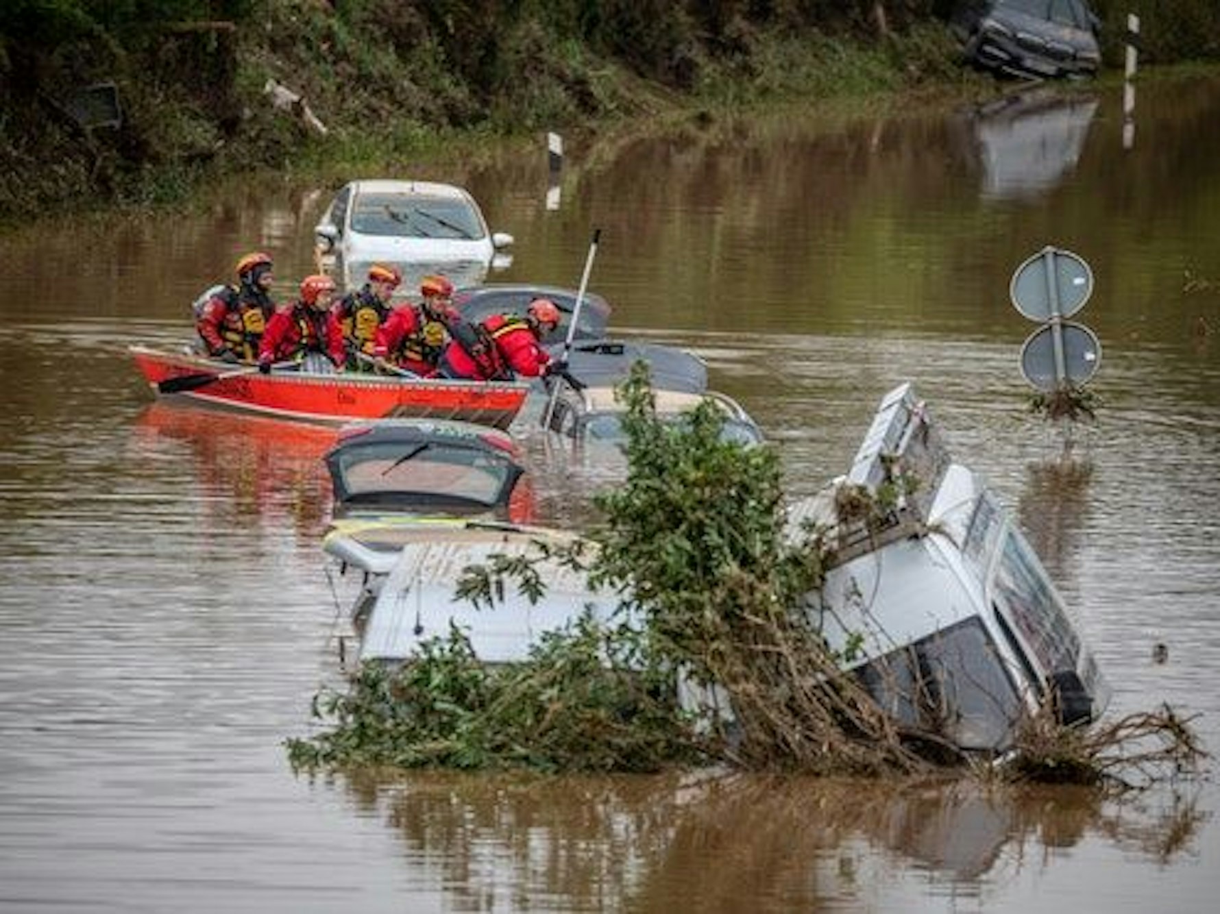 Rettungshelfende nach Flutkatastrophe.
