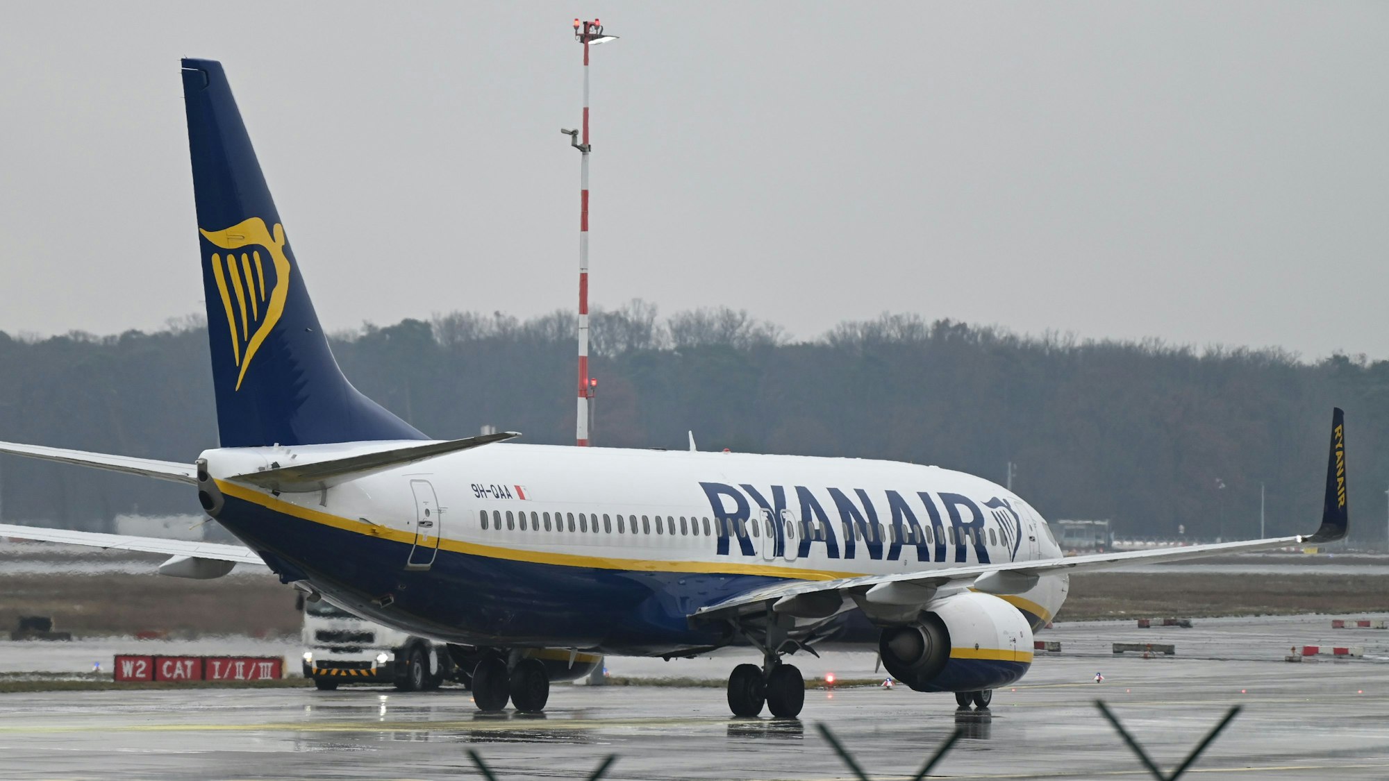 Eine Boeing 737-8AS der Ryanair steht auf dem Vorfeld des Frankfurter Flughafens vor dem Start.