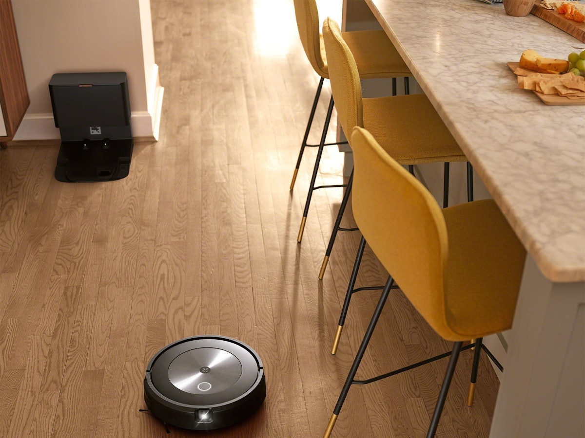 Saugrobotor iRoomba j7 saugt eine Küche. Pressefoto zur redaktionellen Verwendung kostenfrei. Quelle. https://medien.irobot.de/medien-kit?cat=1