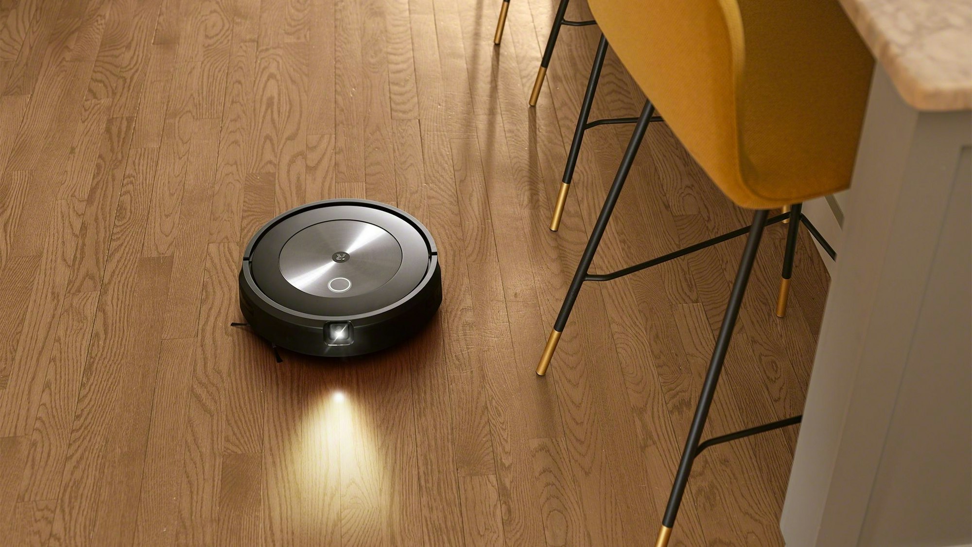 Saugrobotor iRoomba j7 saugt eine Küche. Pressefoto zur redaktionellen Verwendung kostenfrei. Quelle. https://medien.irobot.de/medien-kit?cat=1