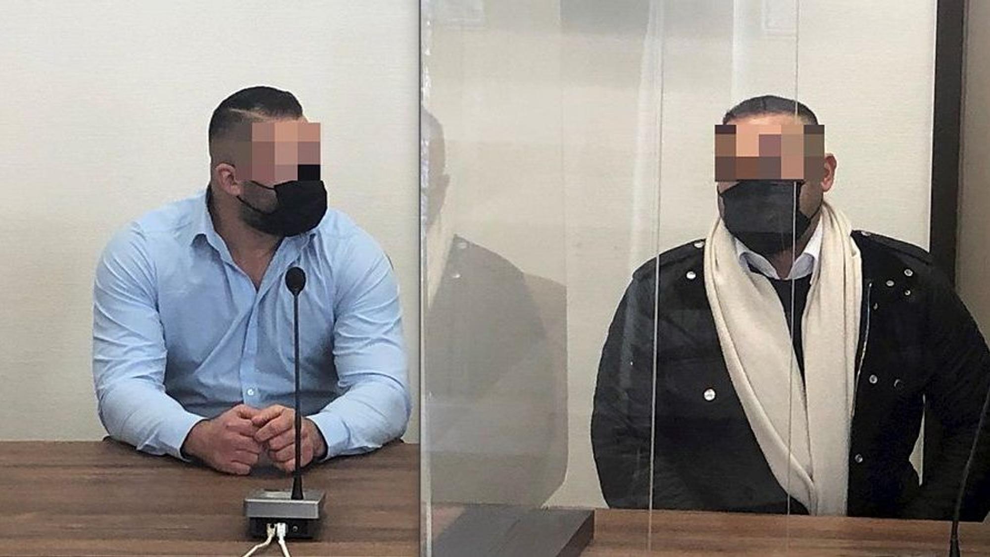 Zwei Männer sitzen auf der Anklagebank.