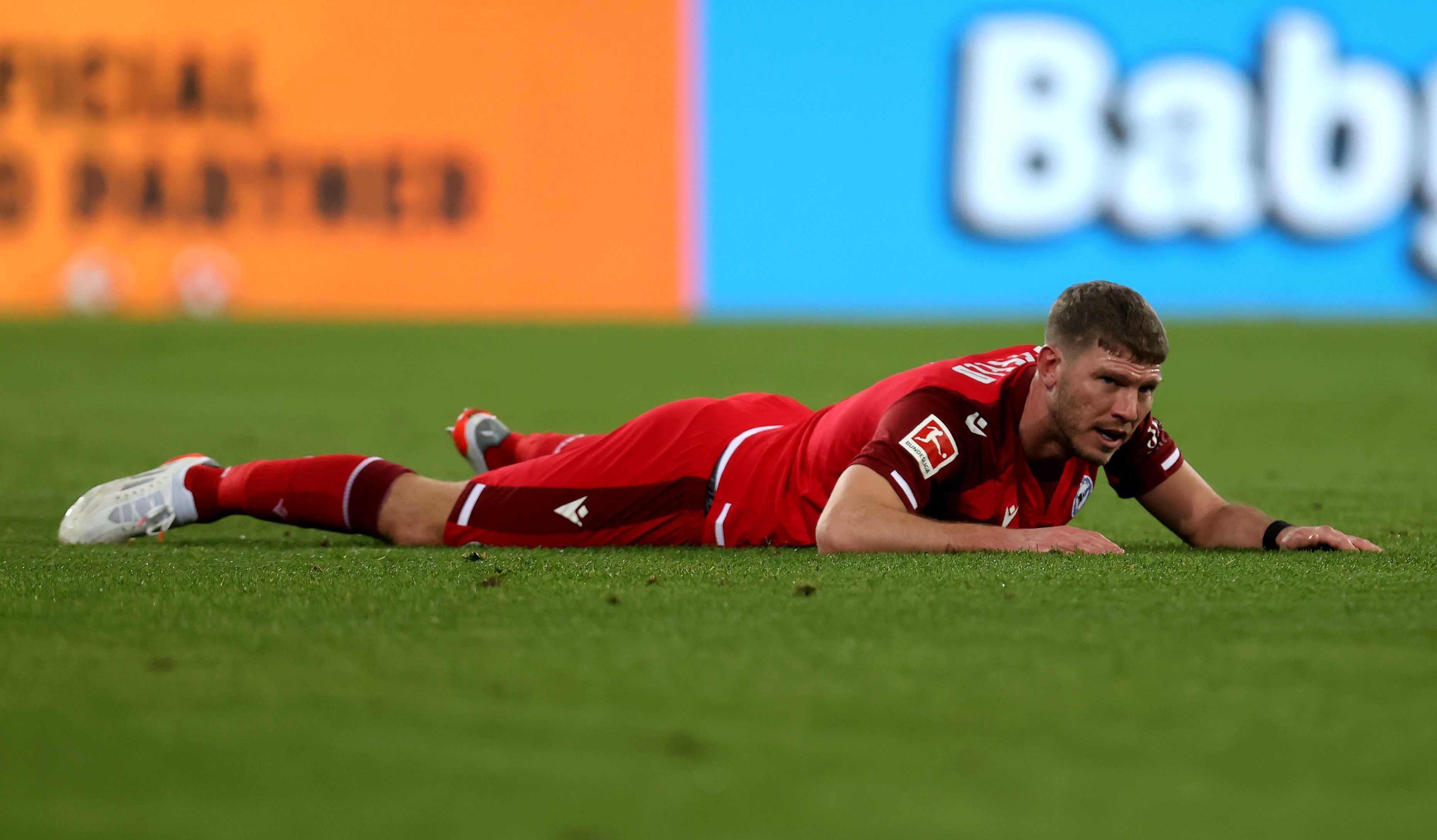 Stefan Klos liegt nach einer Niederlage von Arminia Bielfeld in der Bundesliga am Boden.