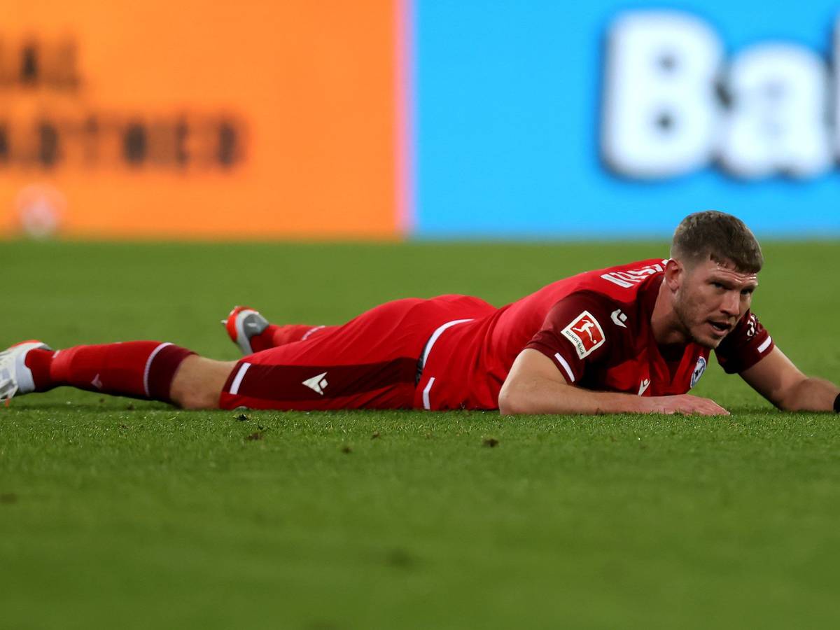 Stefan Klos liegt nach einer Niederlage von Arminia Bielfeld in der Bundesliga am Boden.