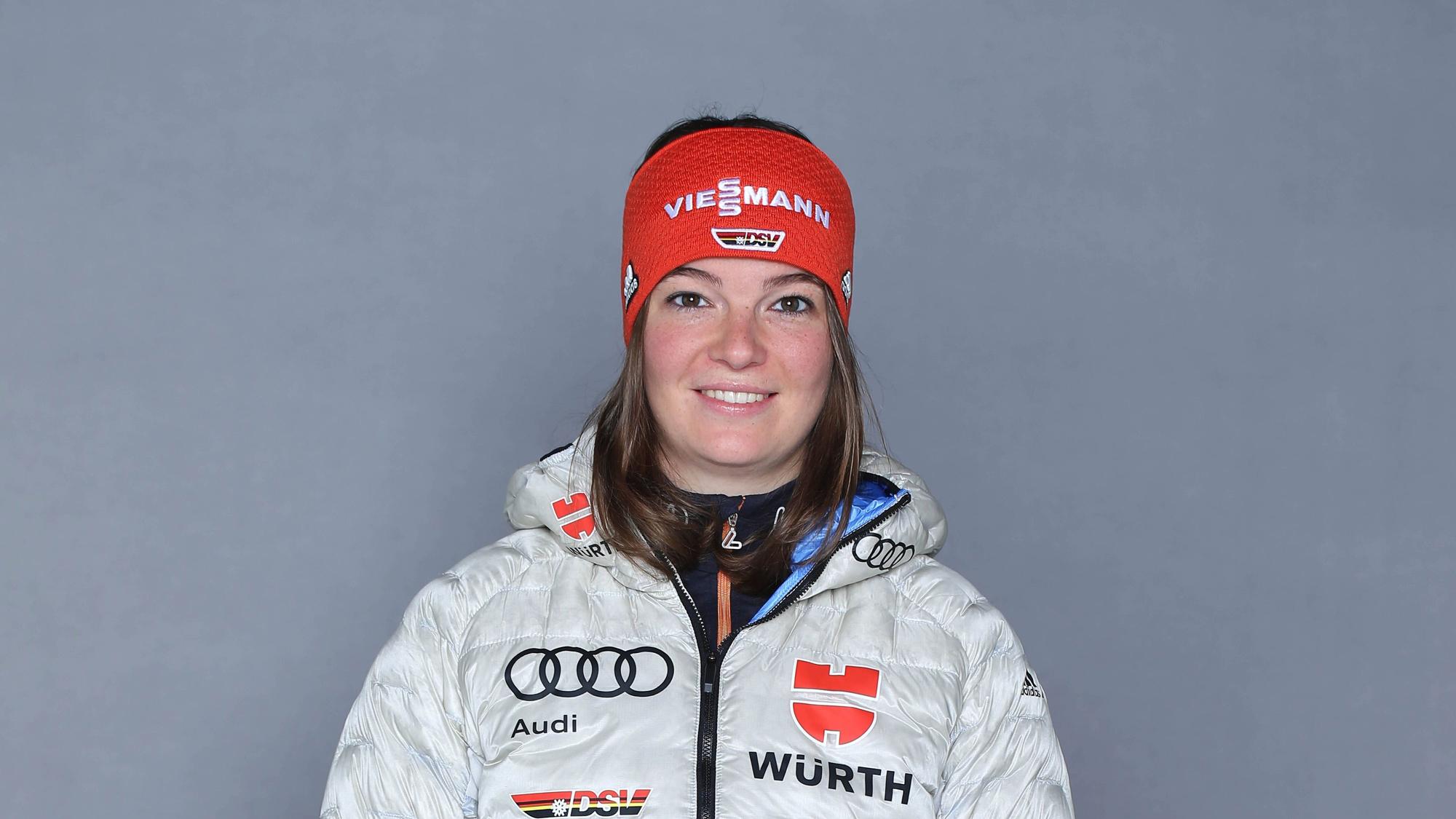 Theresia Schuster posiert für ein DSV-Porträt.